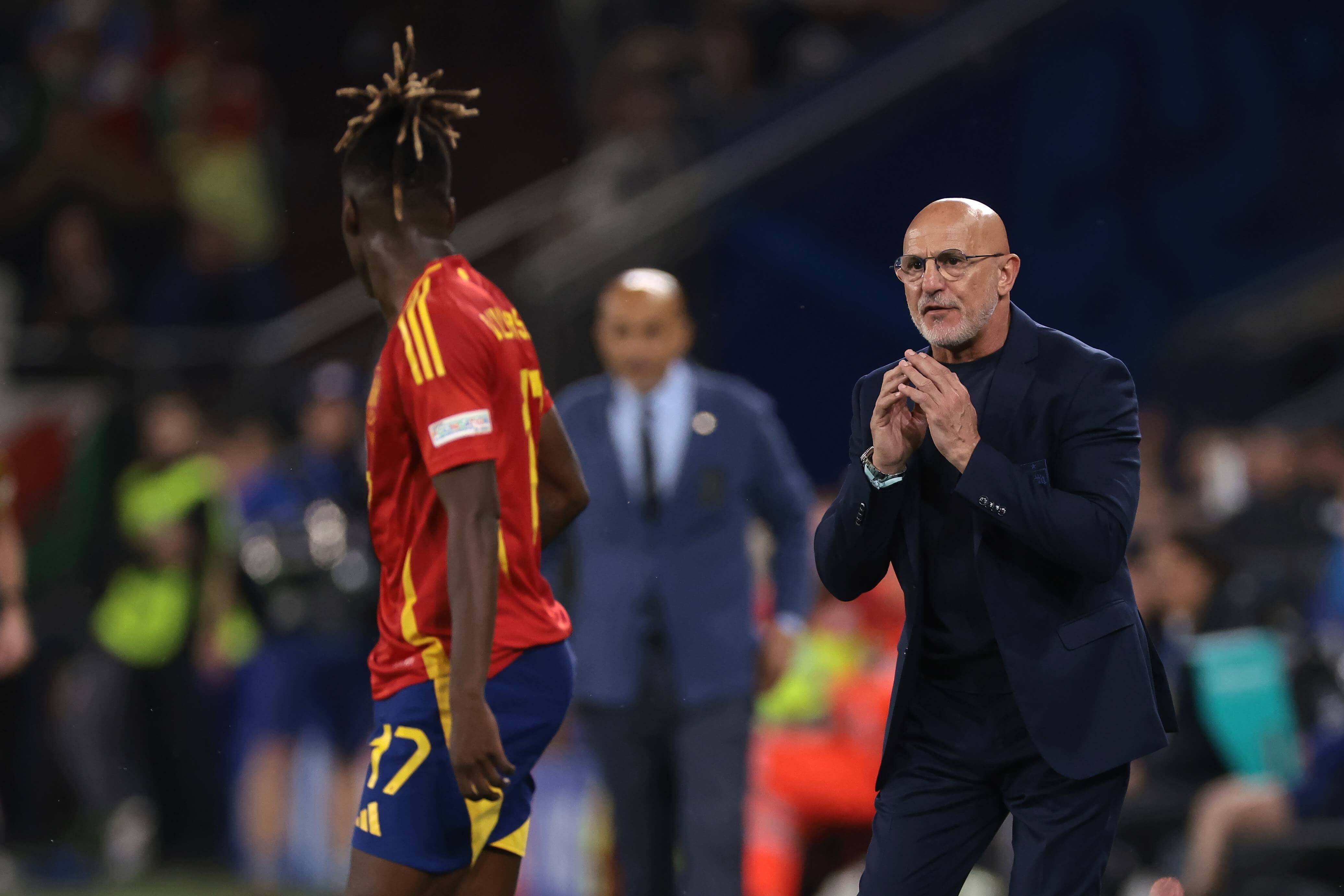  Luis de la Fuente da instrucciones a Nico Williams.