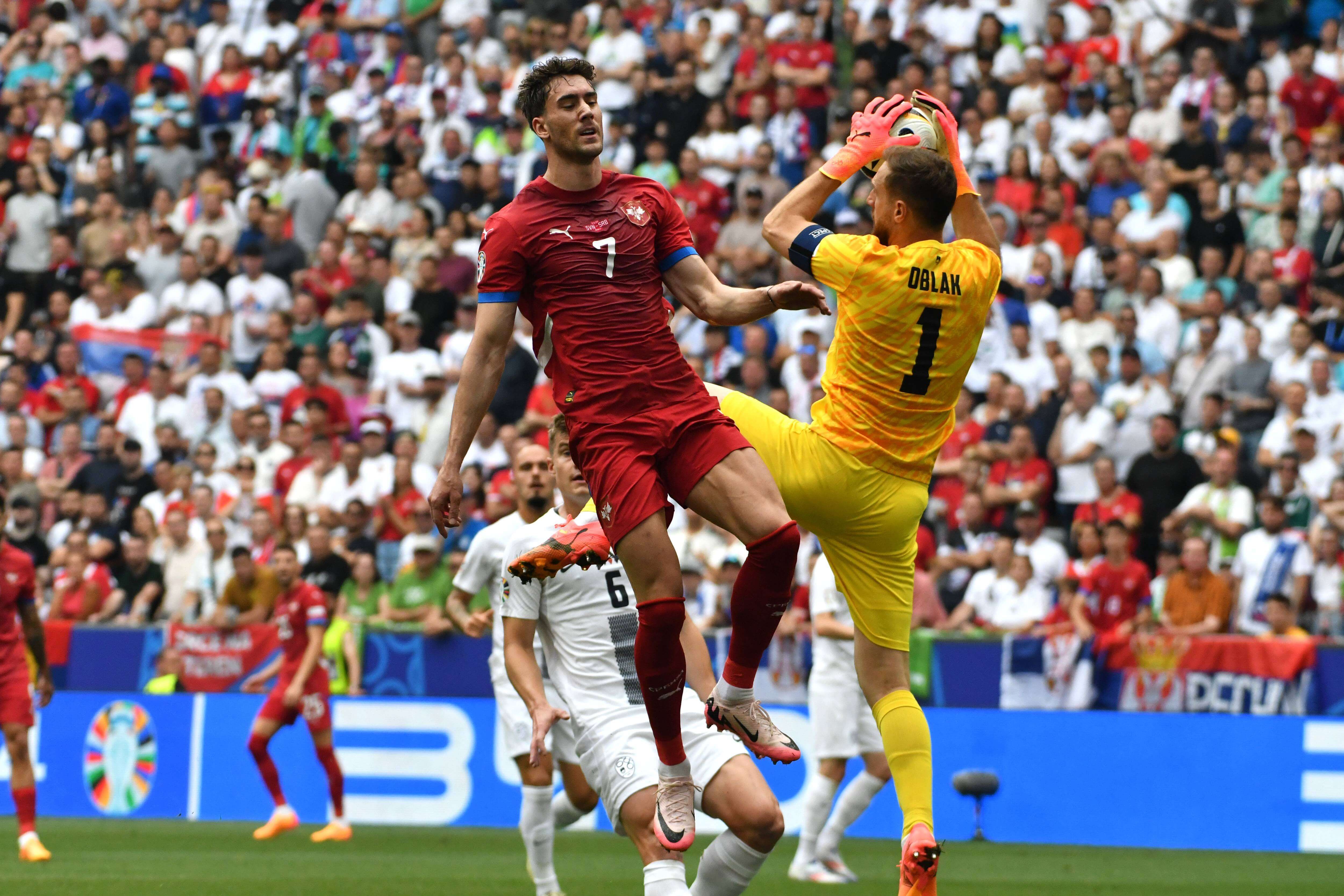 Vlahovic lo intentó de todas maneras contra Oblak (Cordon Press)