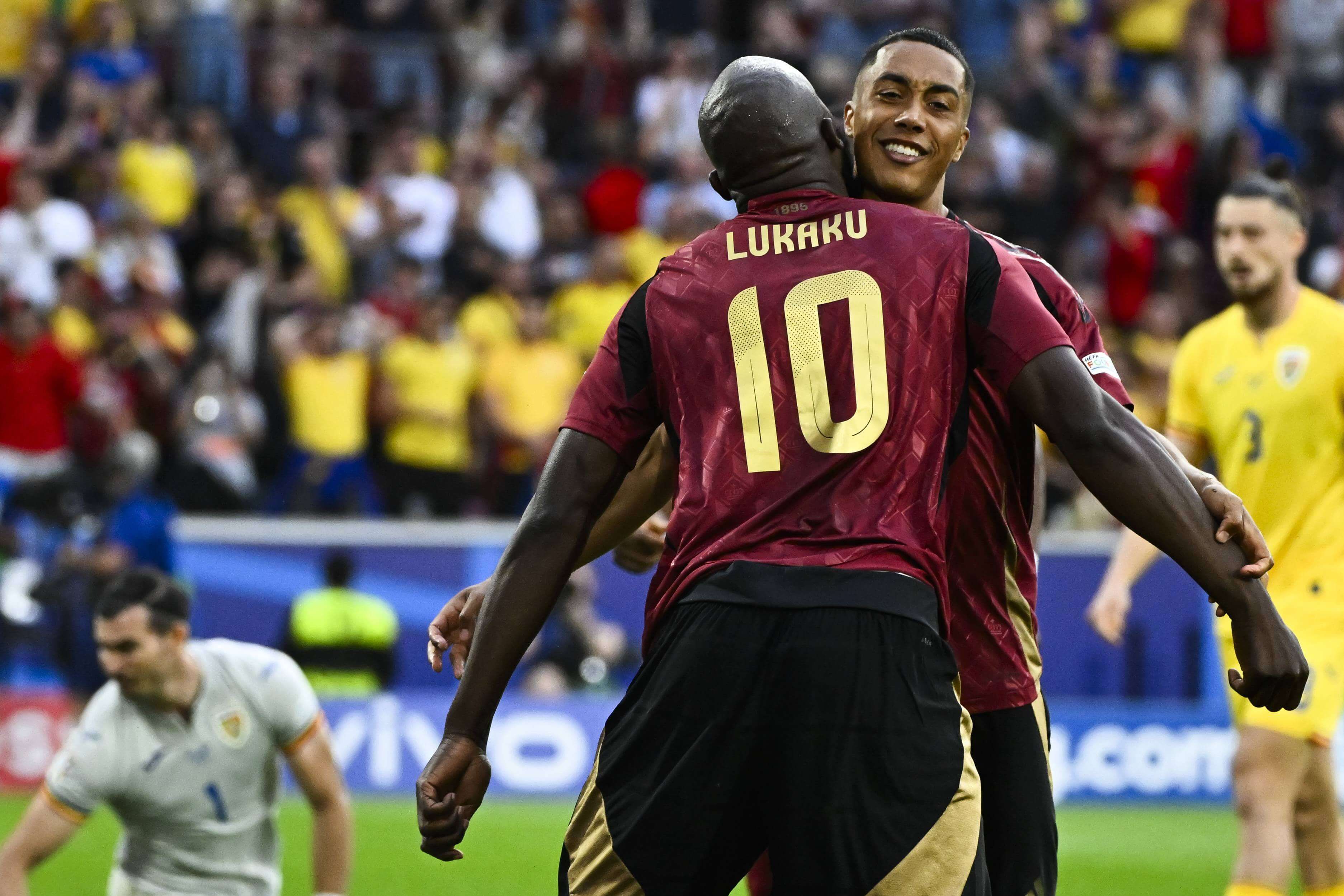  Lukaku y Tielemans celebran el tanto de Bélgica