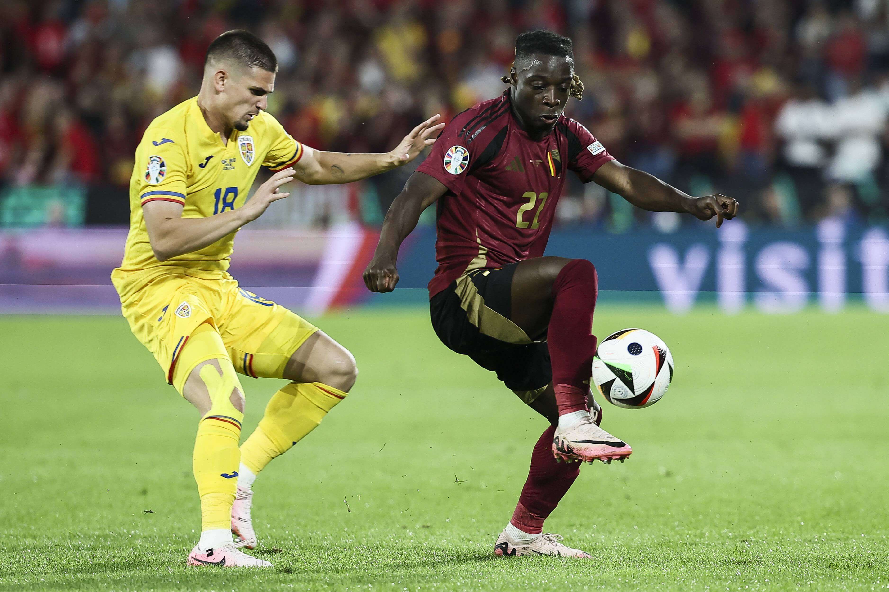  Jeremy Doku disputa un balón