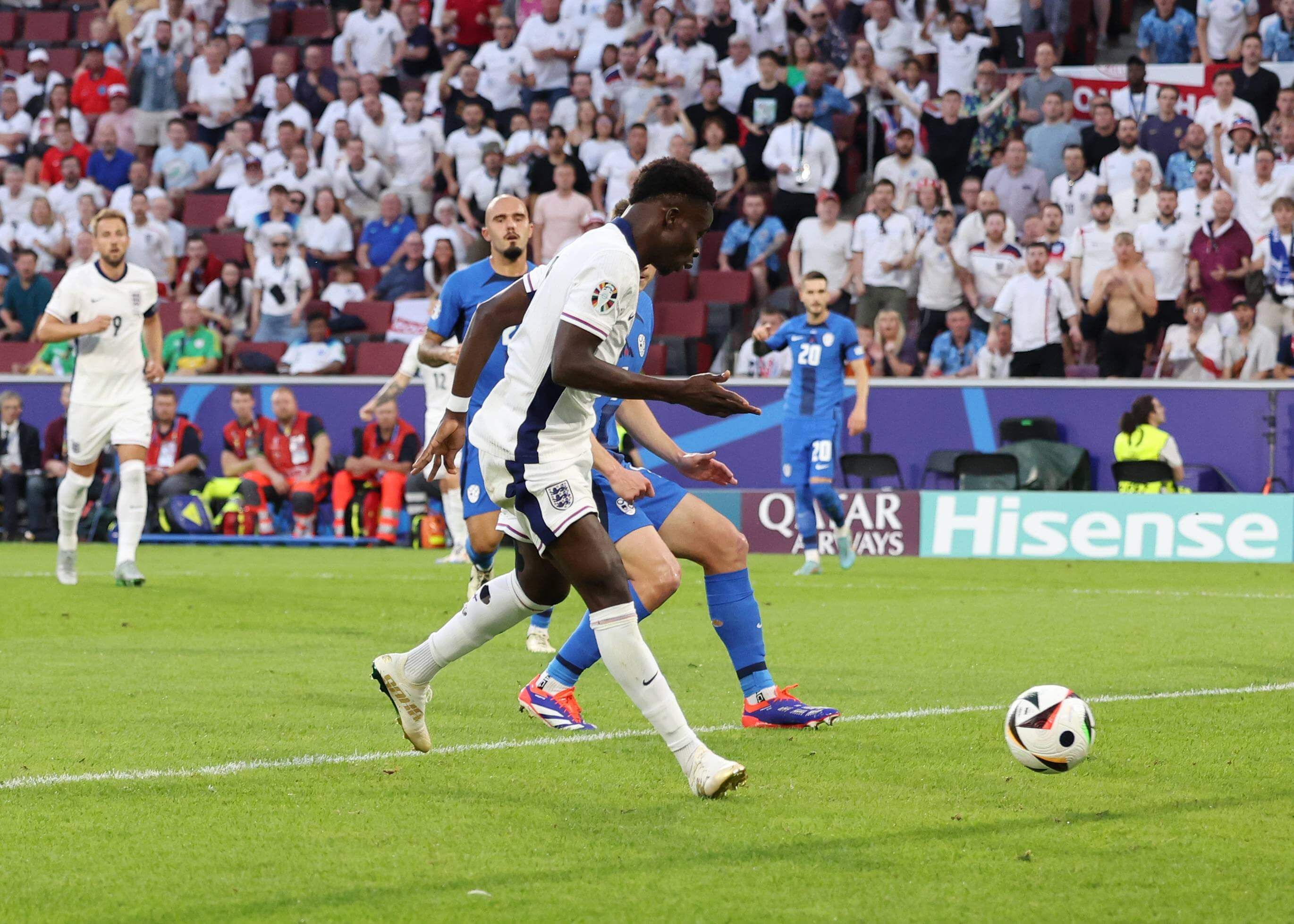  Bukayo Saka en el partido contra Eslovenia