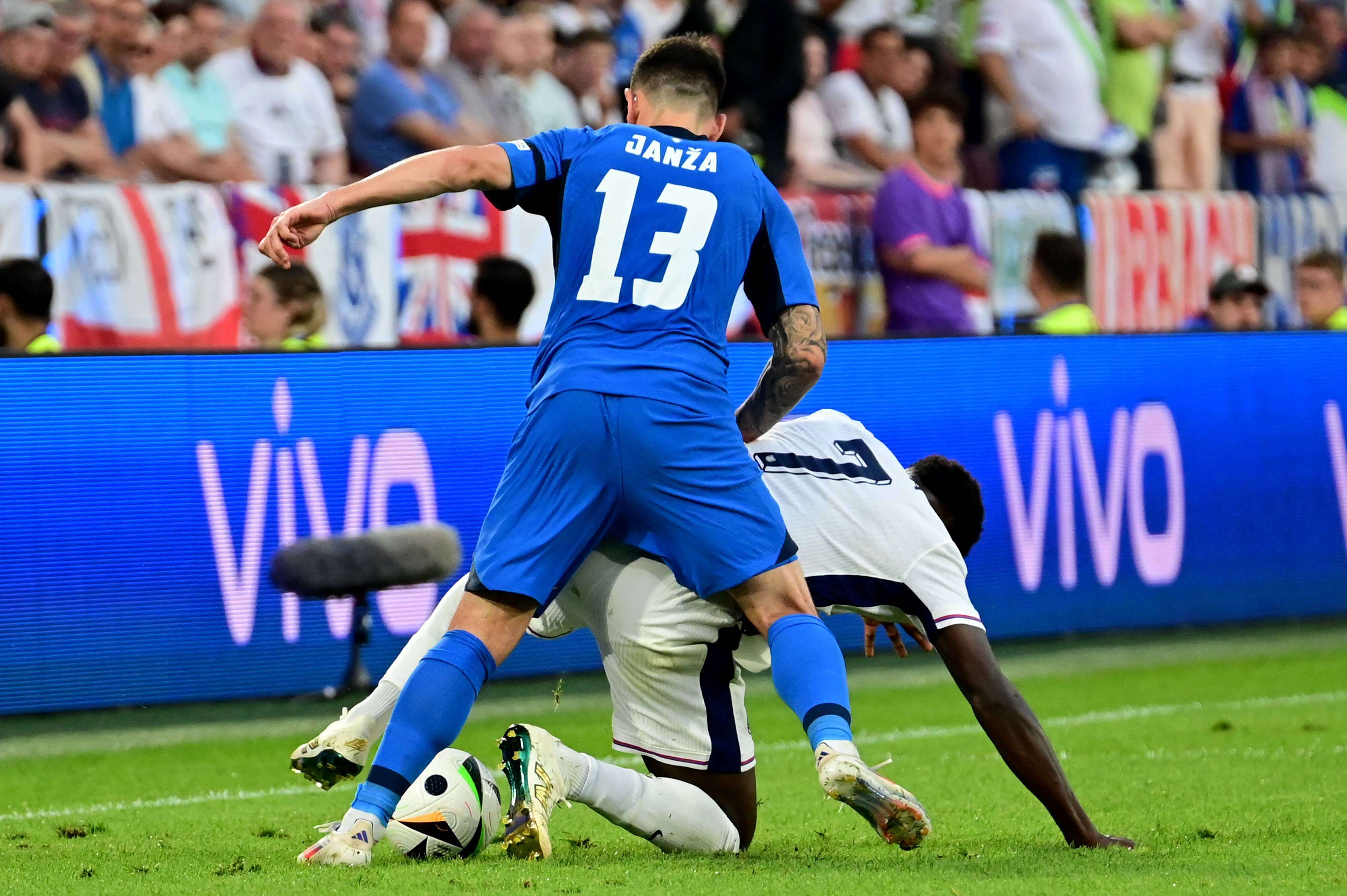 Janza derrumba a Saka (Cordon Press)