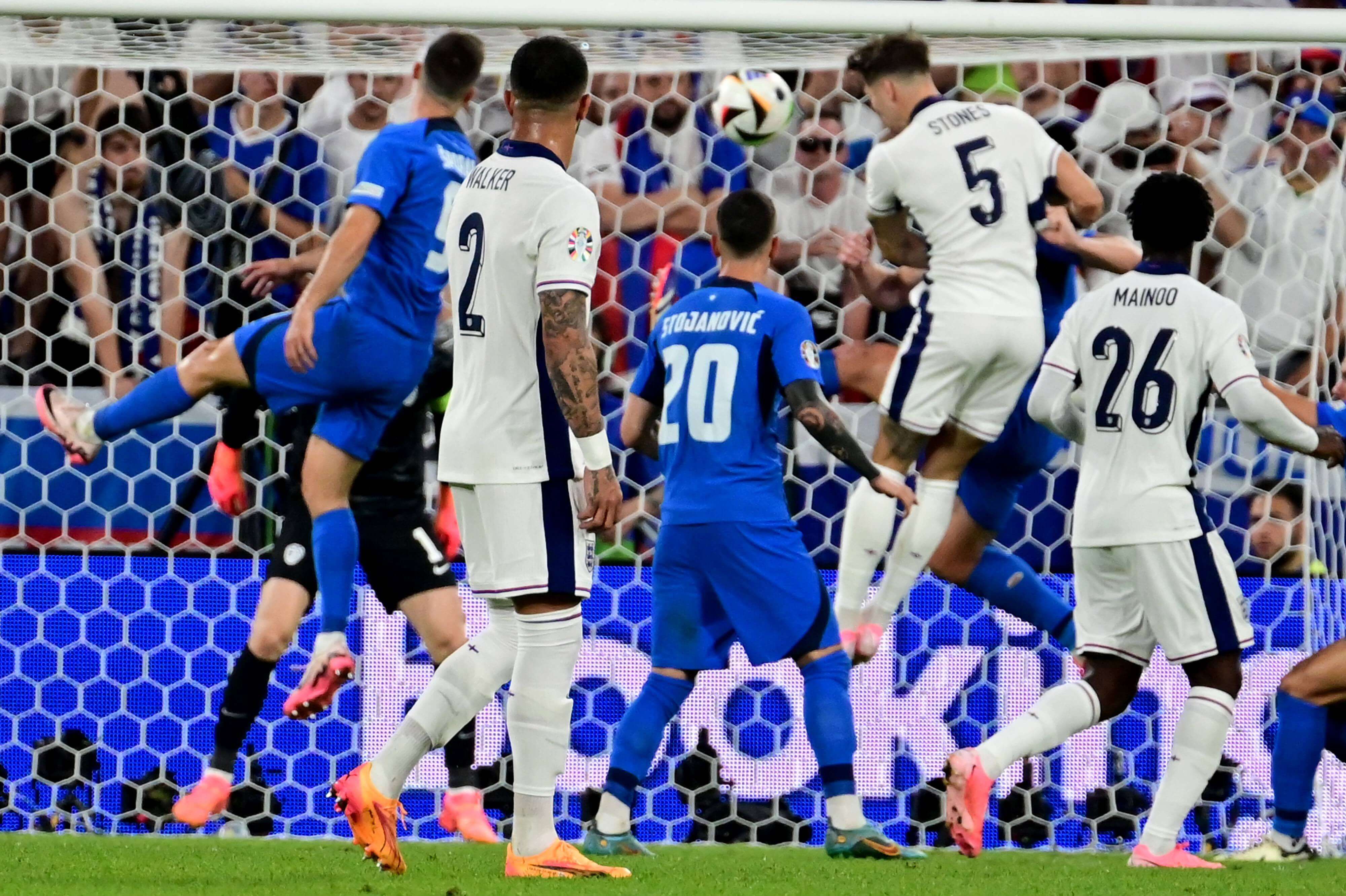 Inglaterra y Eslovenia en el último partido de grupos (Cordon Press)