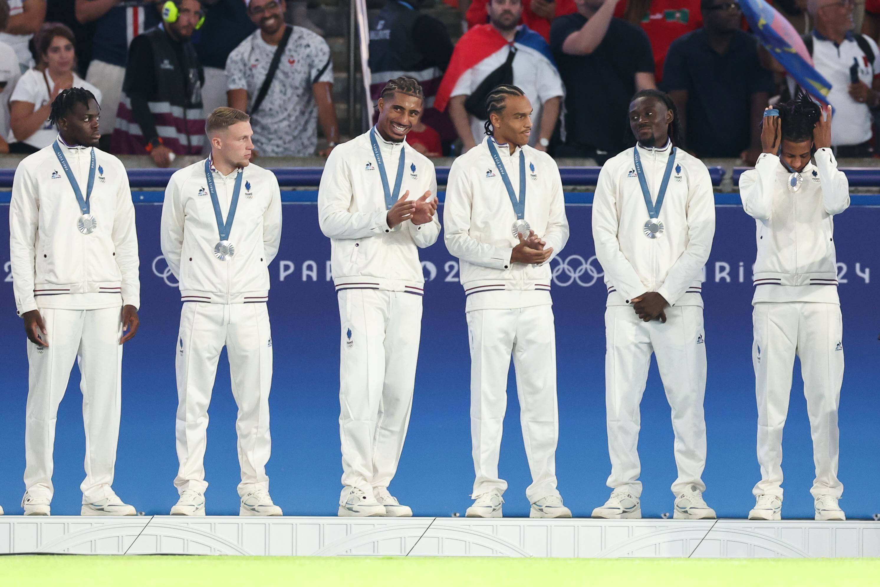  Loïc Badé, con la medalla de plata lograda en los Juegos Olímpicos.