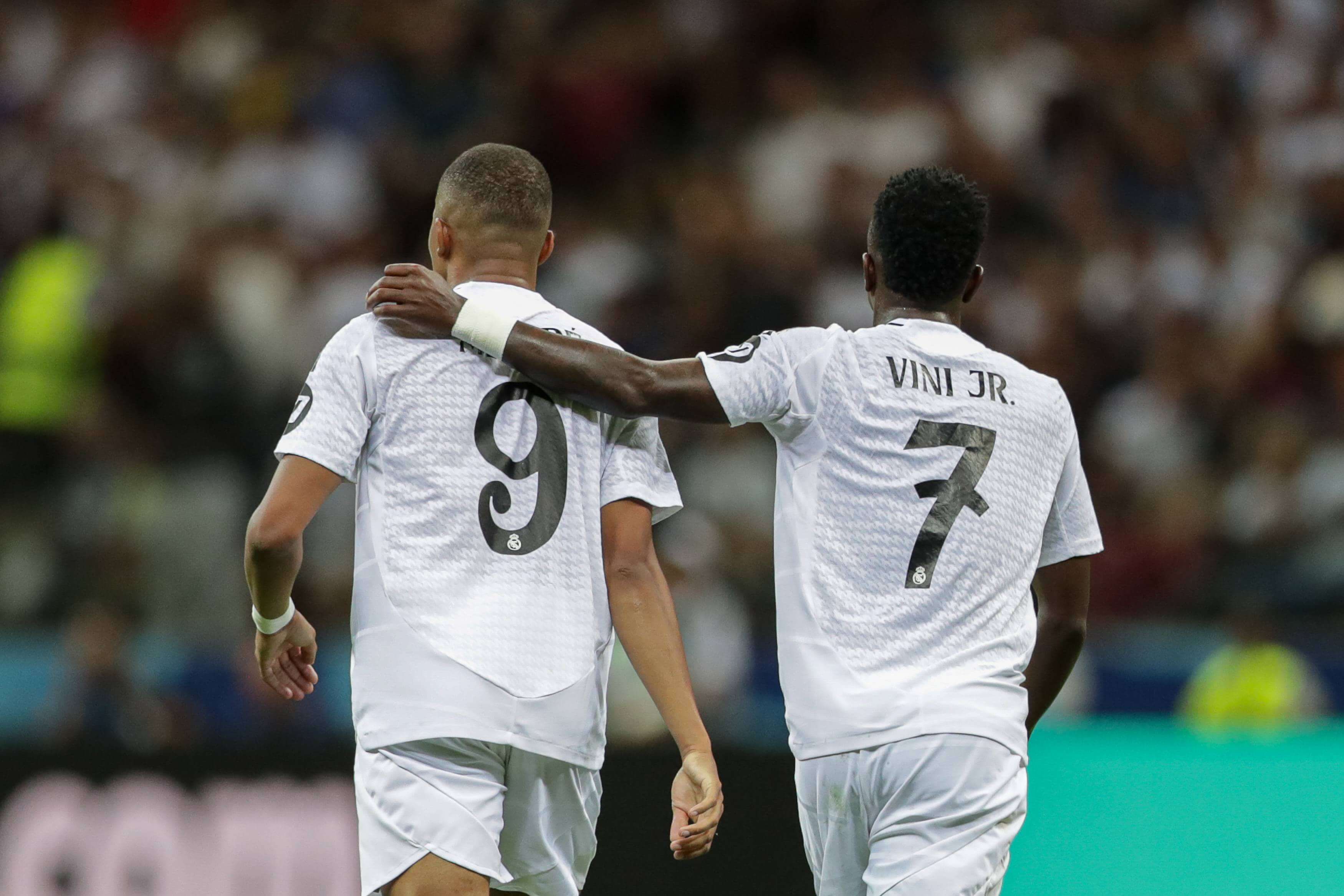  Mbappé y Vinícius celebran un gol en la Supercopa.