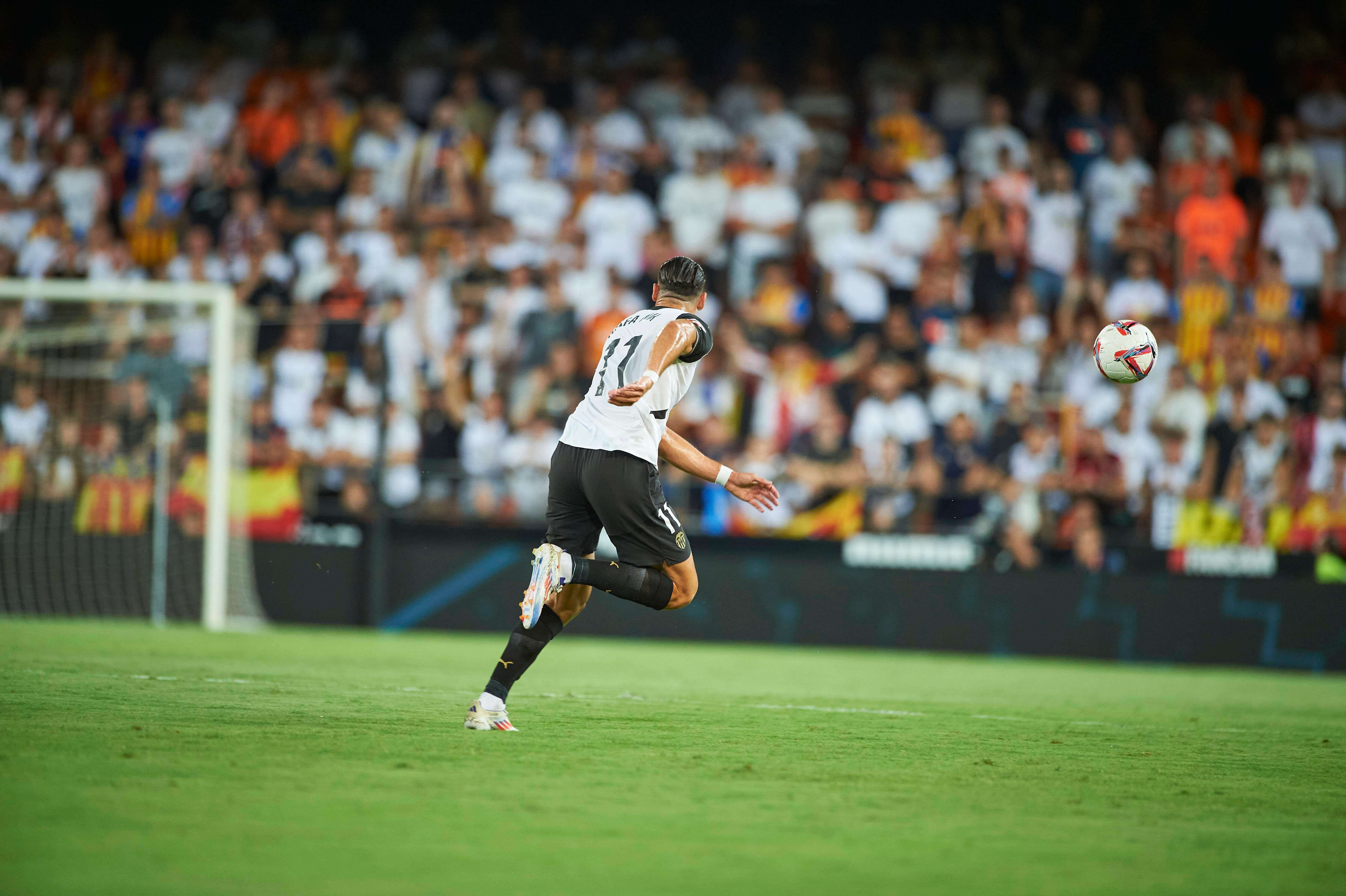  Rafa Mir, en un partido con el Valencia CF.