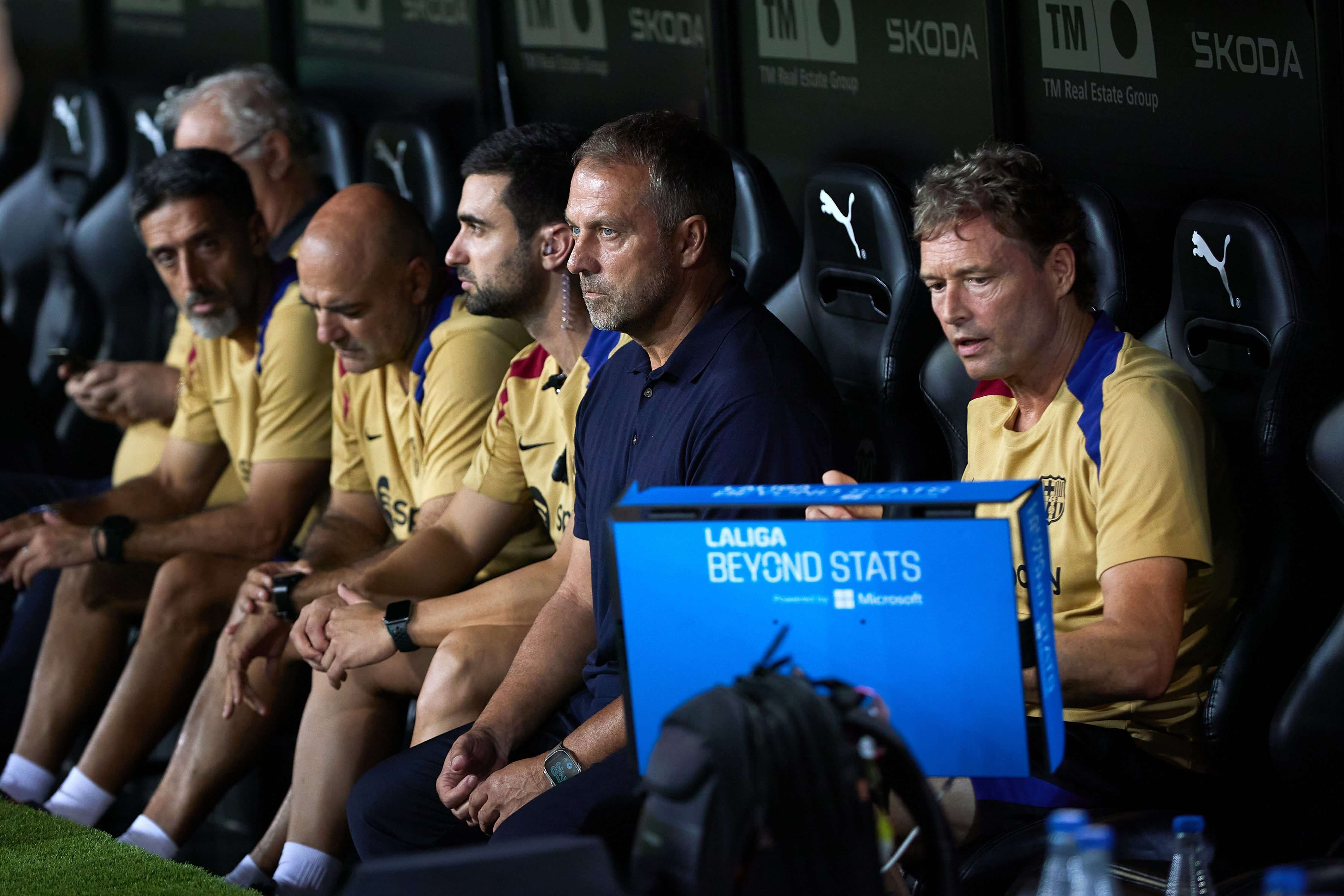  Hansi Flick en el banquillo de Mestalla