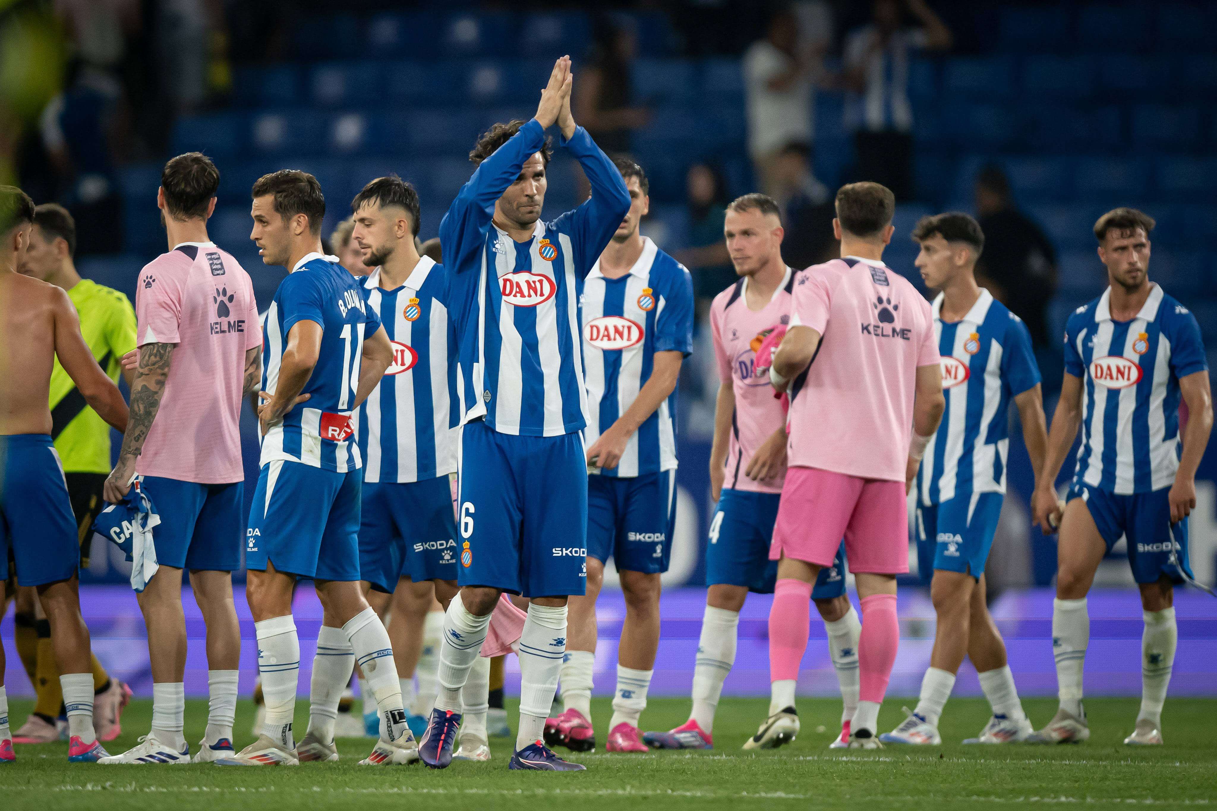 Cabrera saludando a la afición del Espanyol después de un partido.
