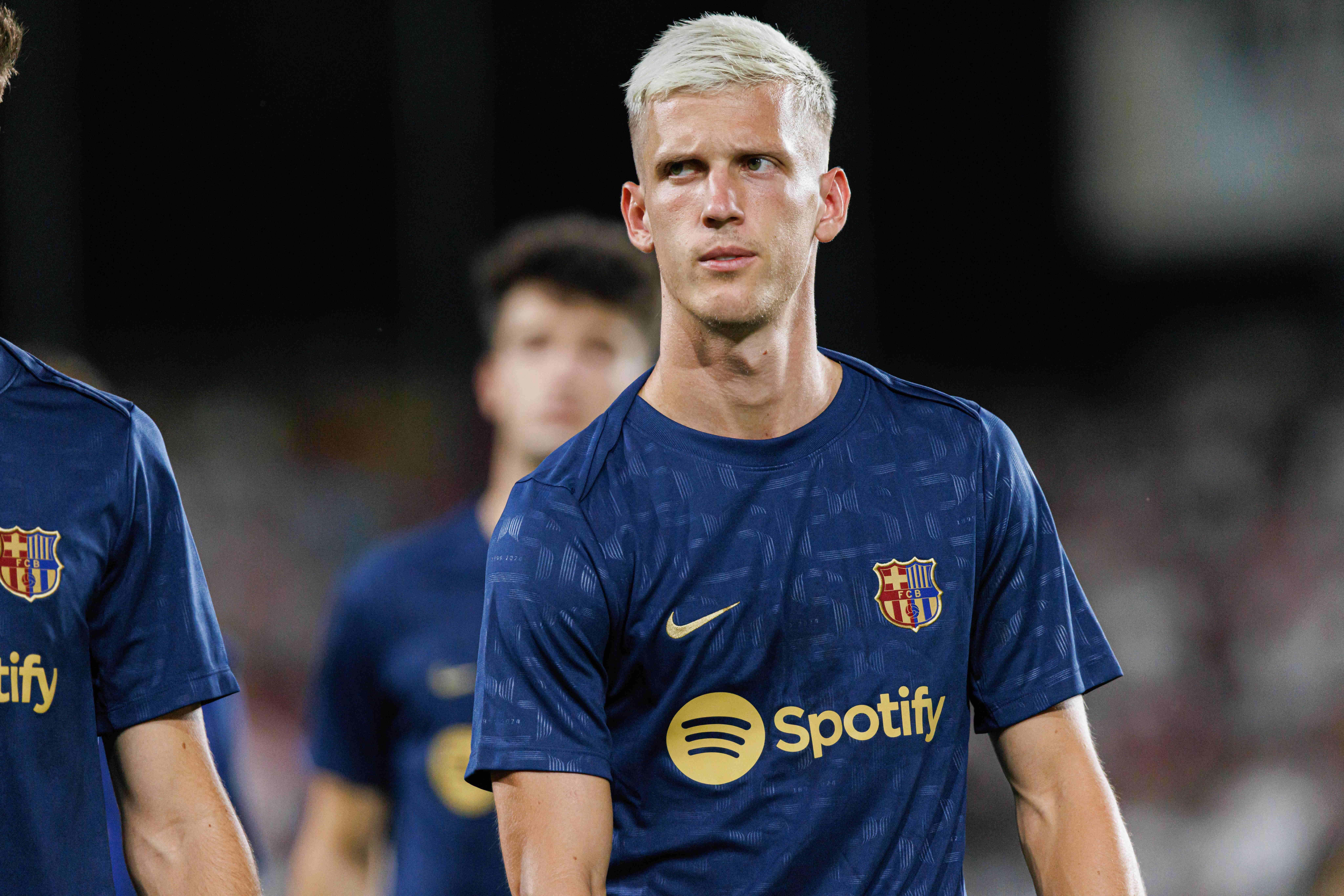 Dani Olmo, en un calentamiento con el Barça.