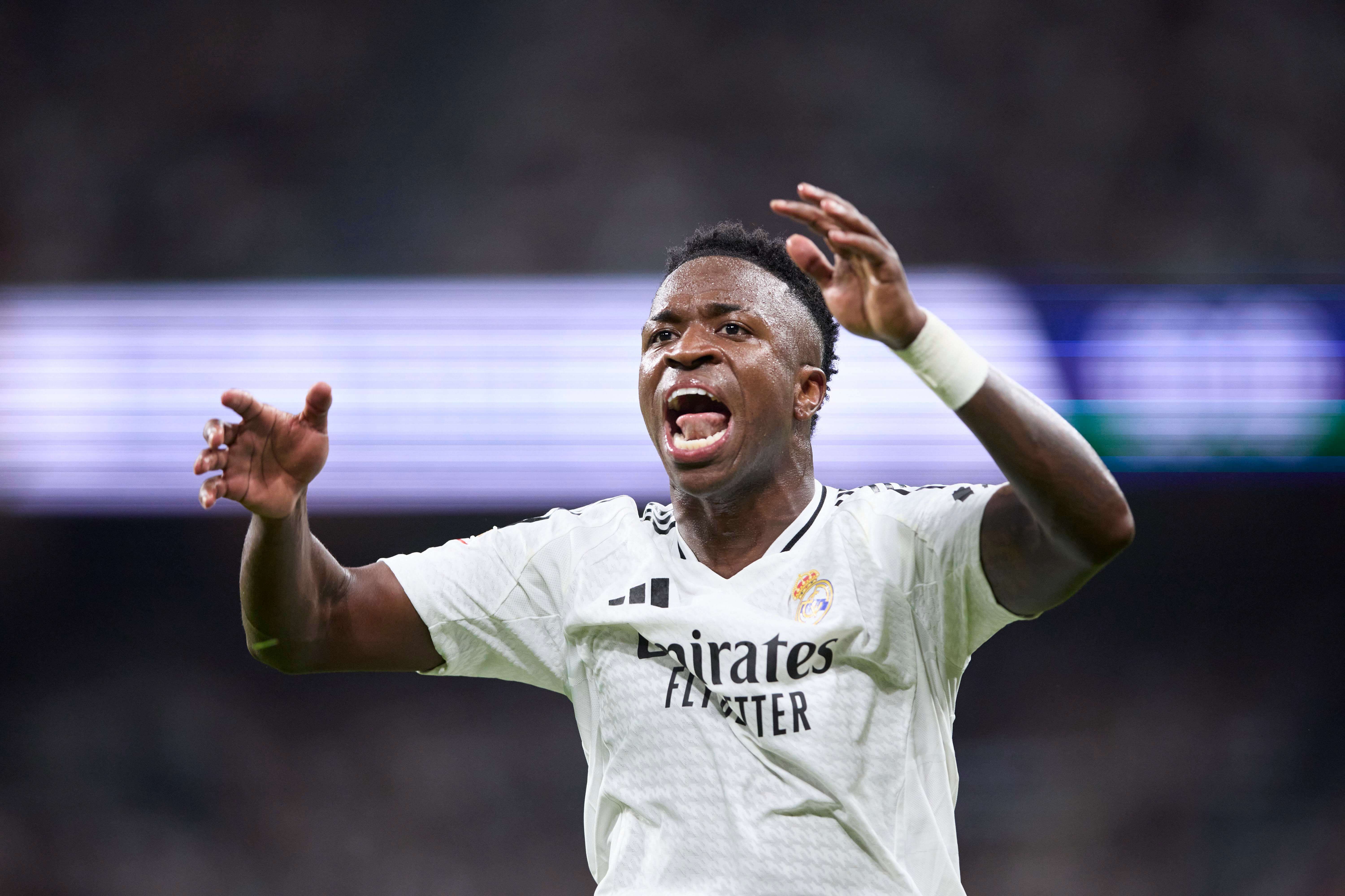  Vinicius protestando una acción en un partido del Real Madrid.