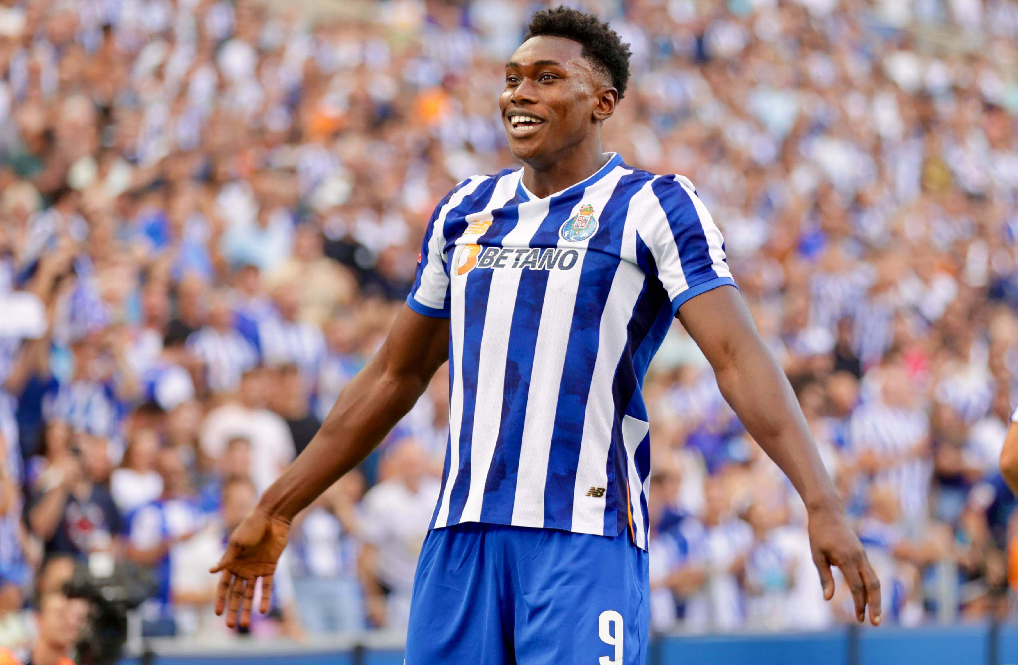 Samu Omorodion celebra un gol con el Oporto.