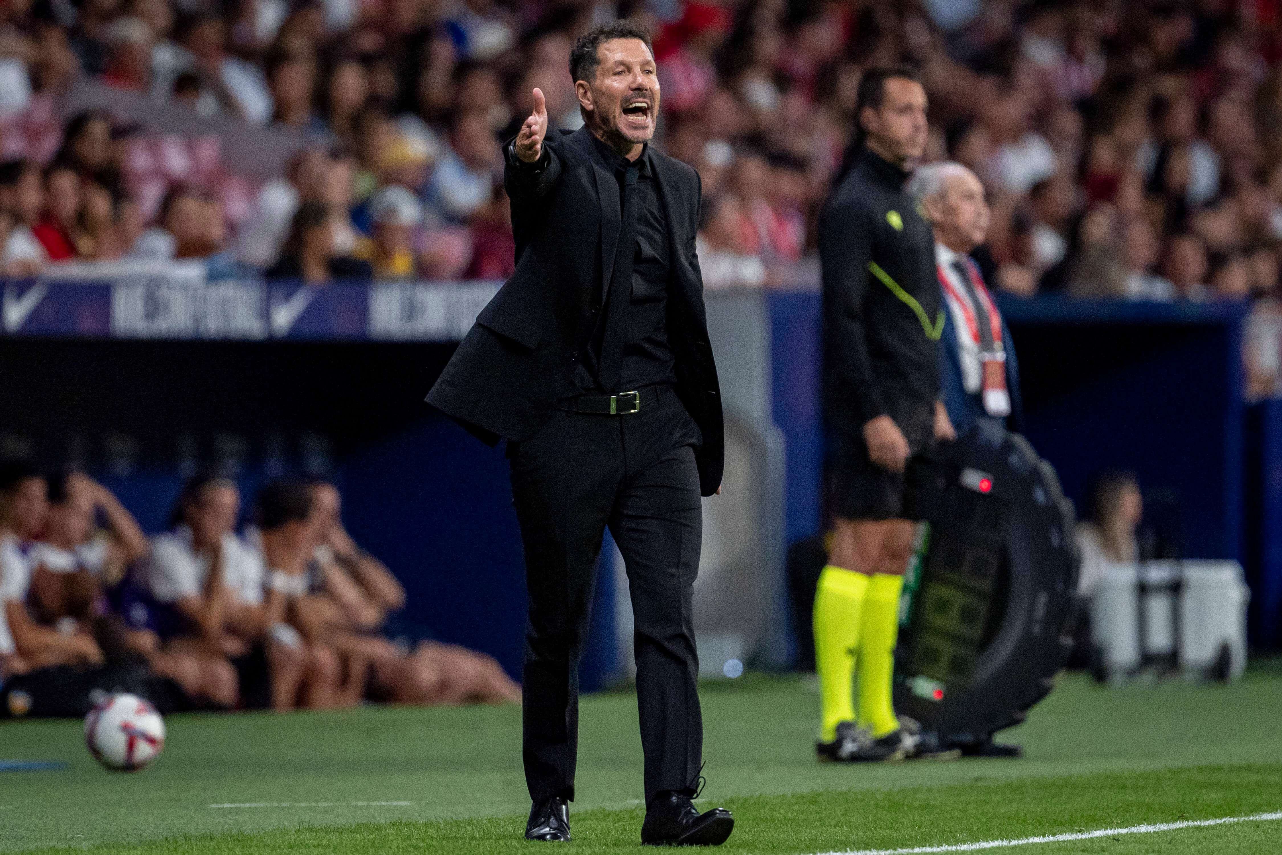  Diego Pablo Simeone da indicaciones durante el Atlético-Valencia.