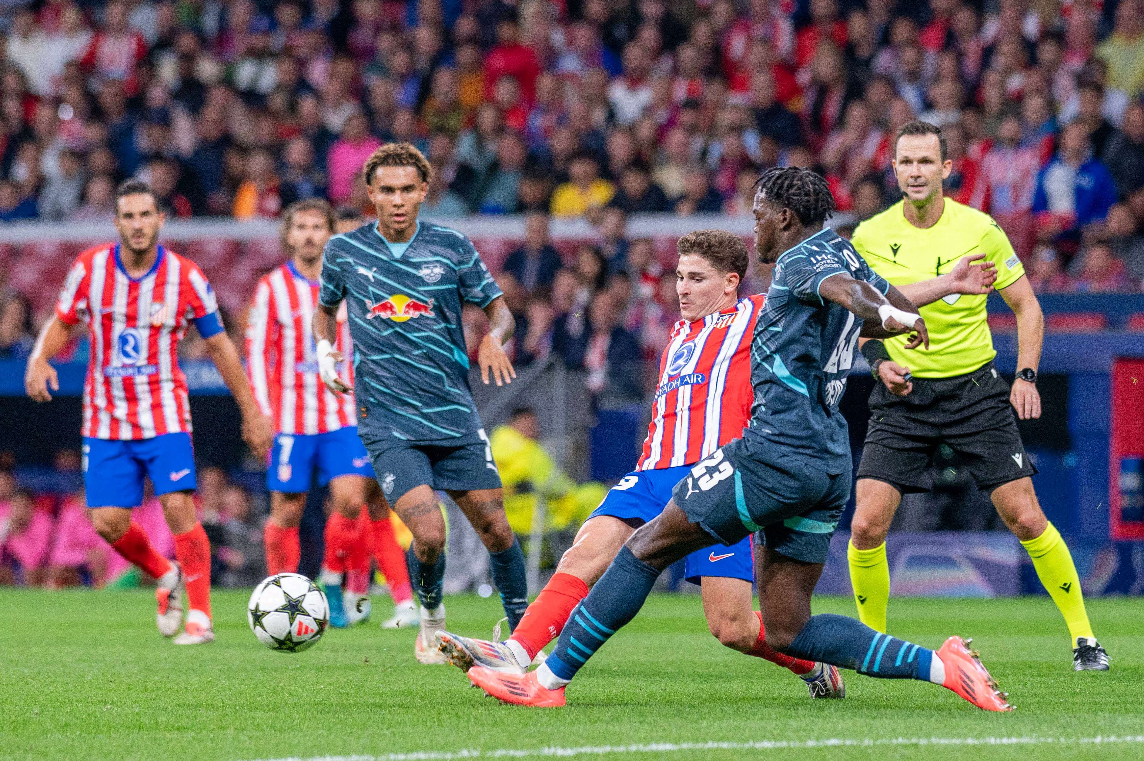 Lukeba, en una jugada con Julián Álvarez en el Atlético-Leipzig (FOTO: Cordón Press).