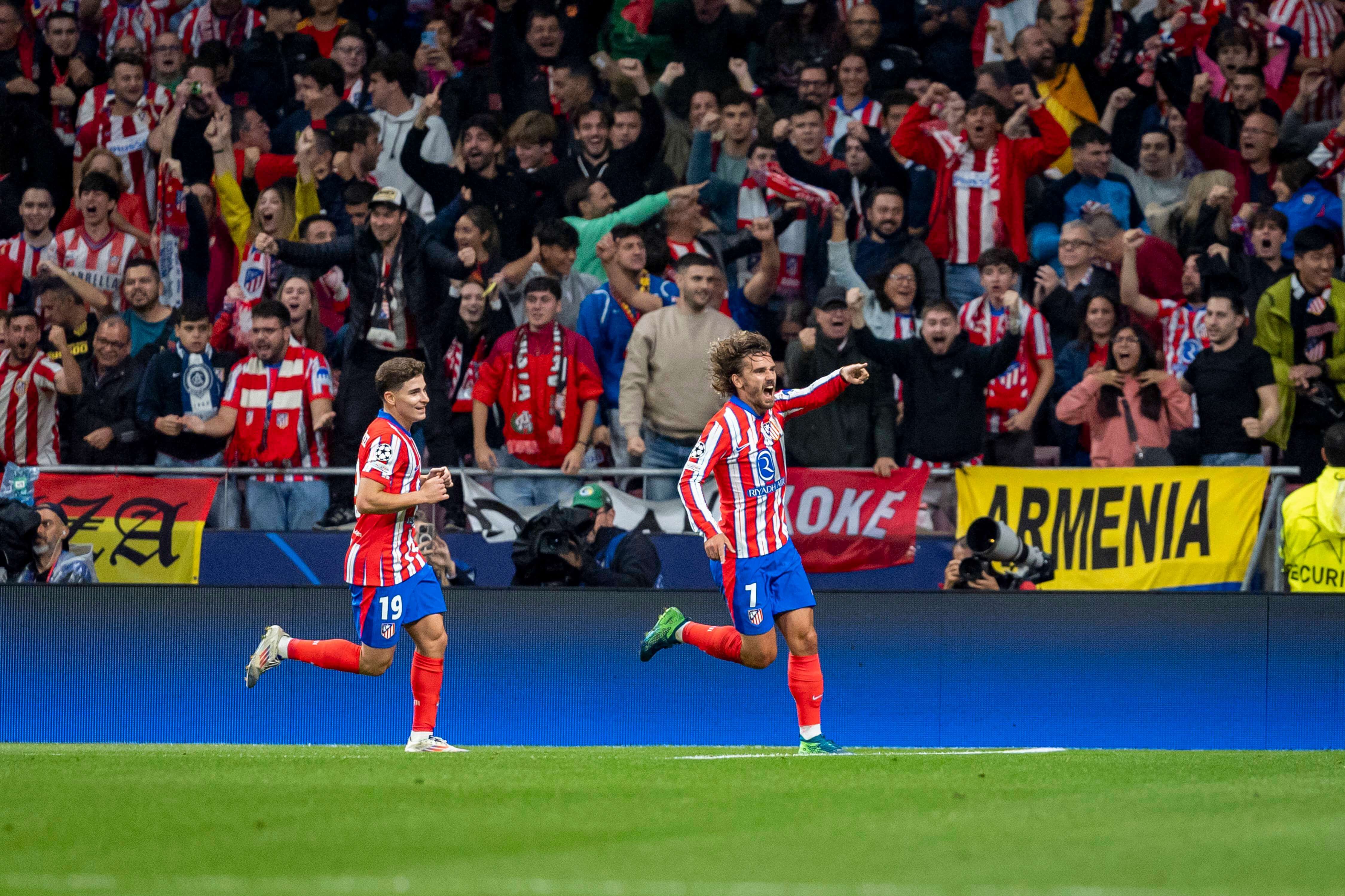  Los aficionados del Atlético celebran el 1-1 con riezmann y Julián en primer plano (Foto: Cordon
