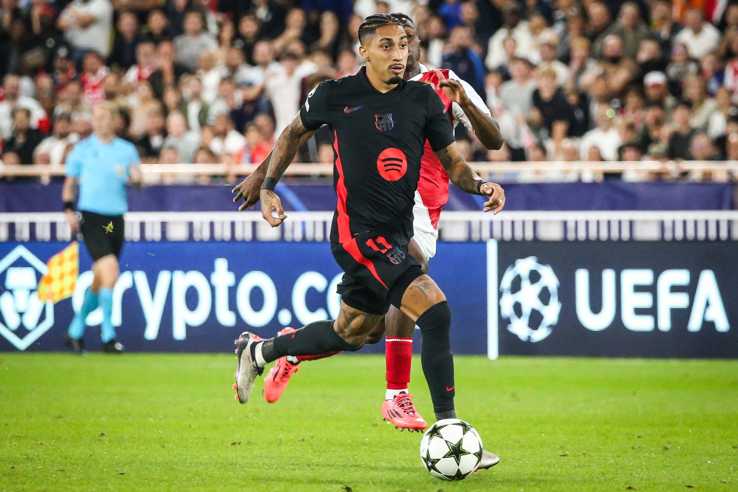  Raphinha conduce el balón en el Mónaco-Barcelona (FOTO: Cordón Press).