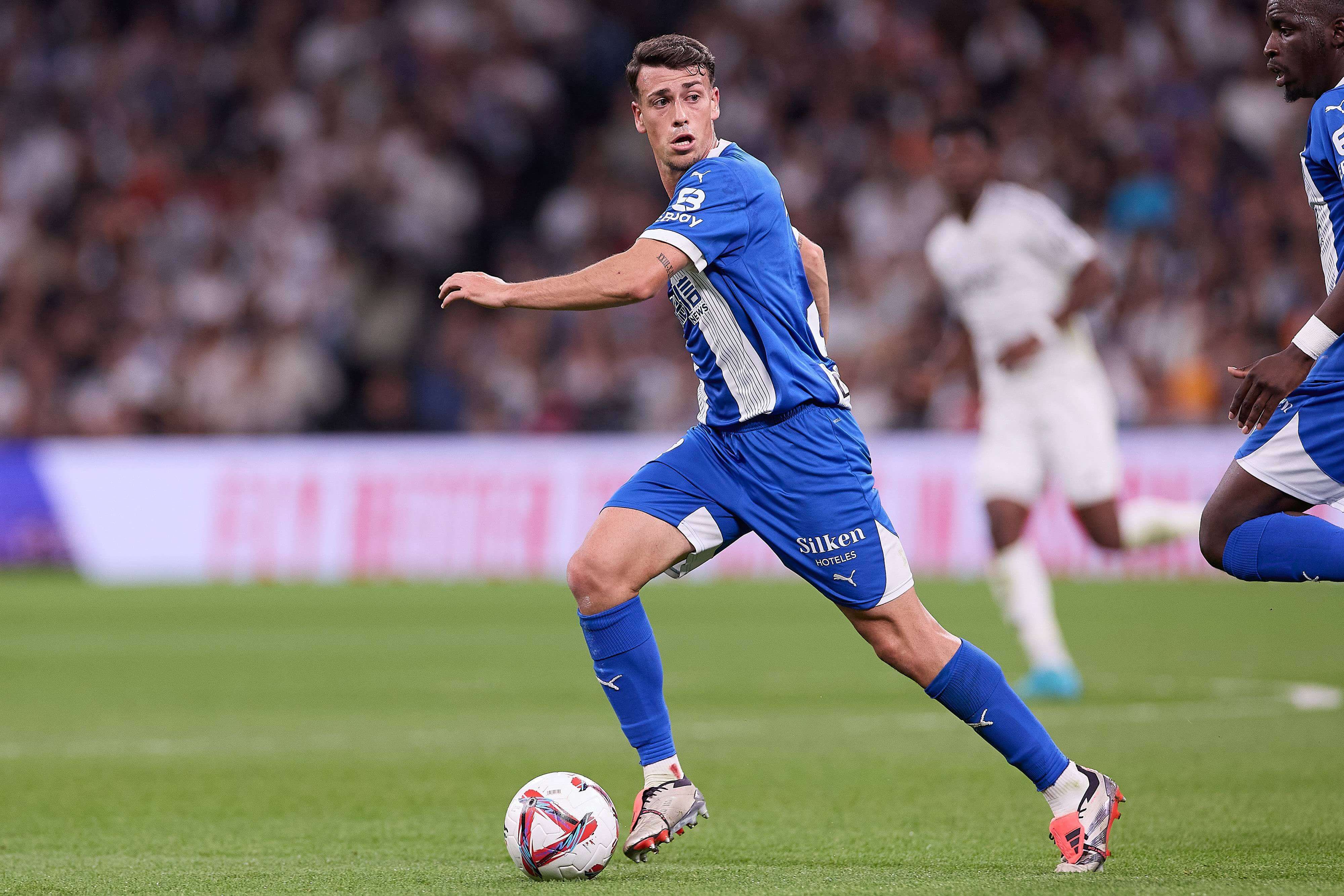 Antonio Blanco conduce un balón en el Real Madrid-Alavés.
