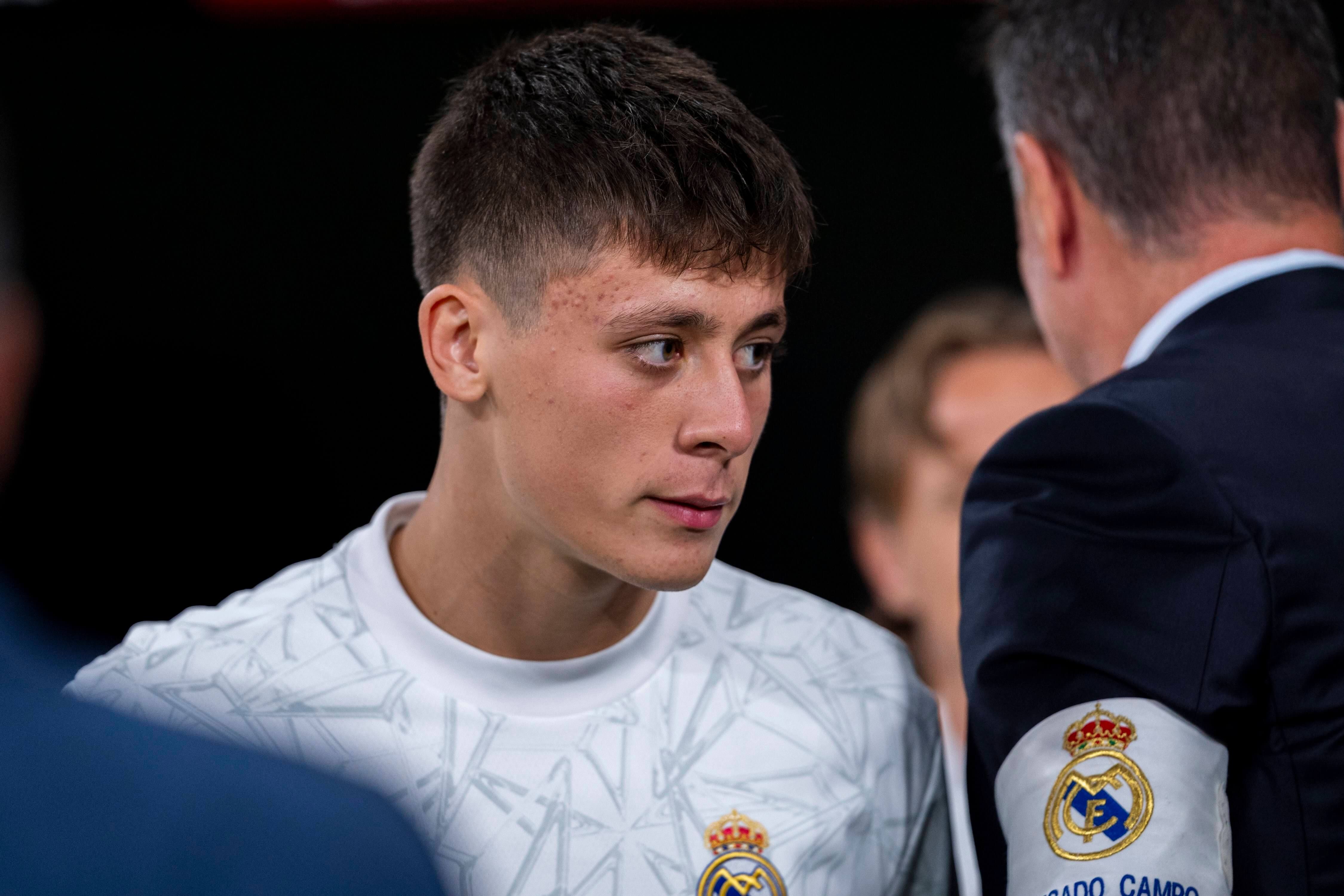 Arda Güler, en el banquillo durante un partido del Real Madrid.