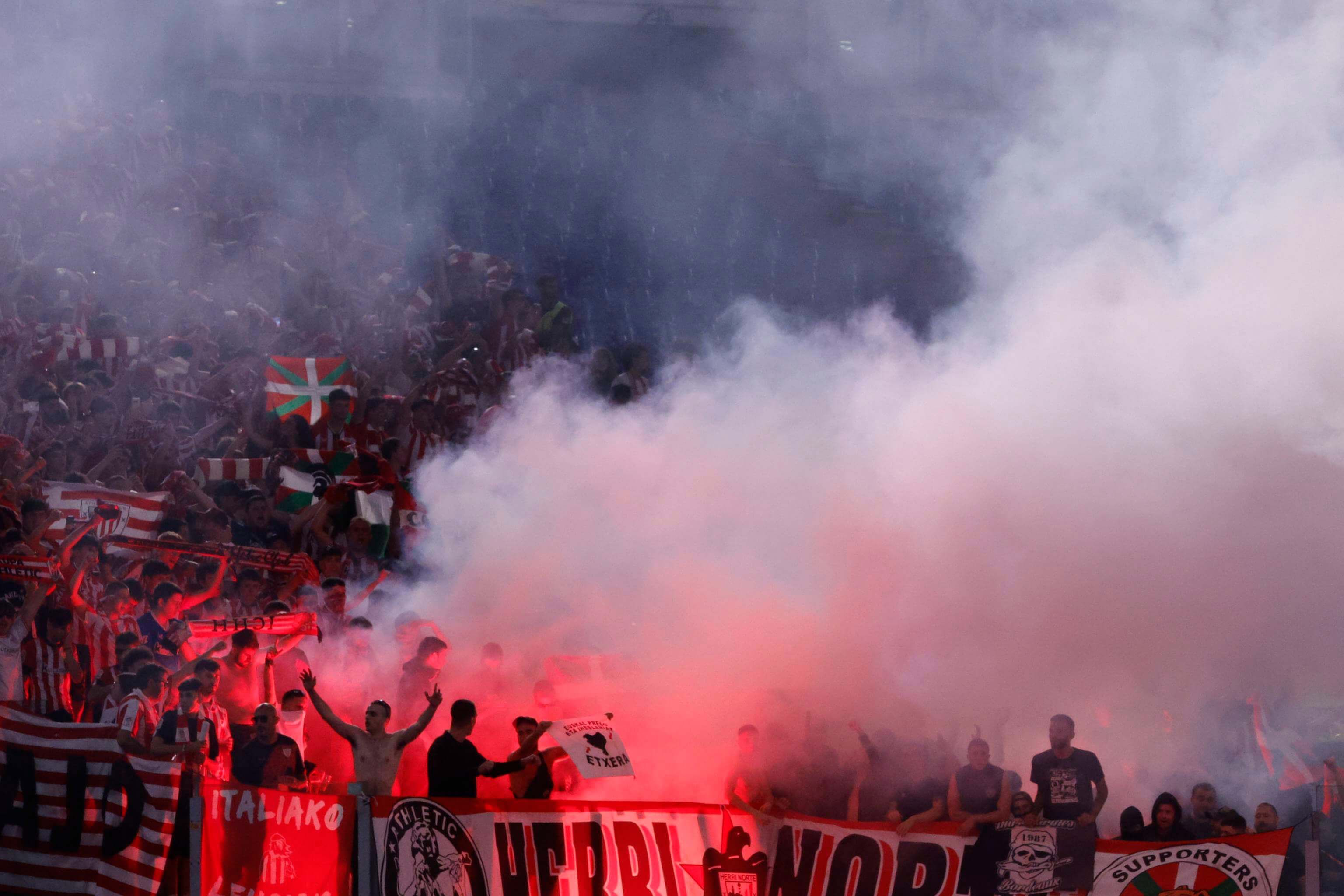  La polémica mala: Bengalas en la grada del Athletic Club en el Estadio Olímpico de Roma.