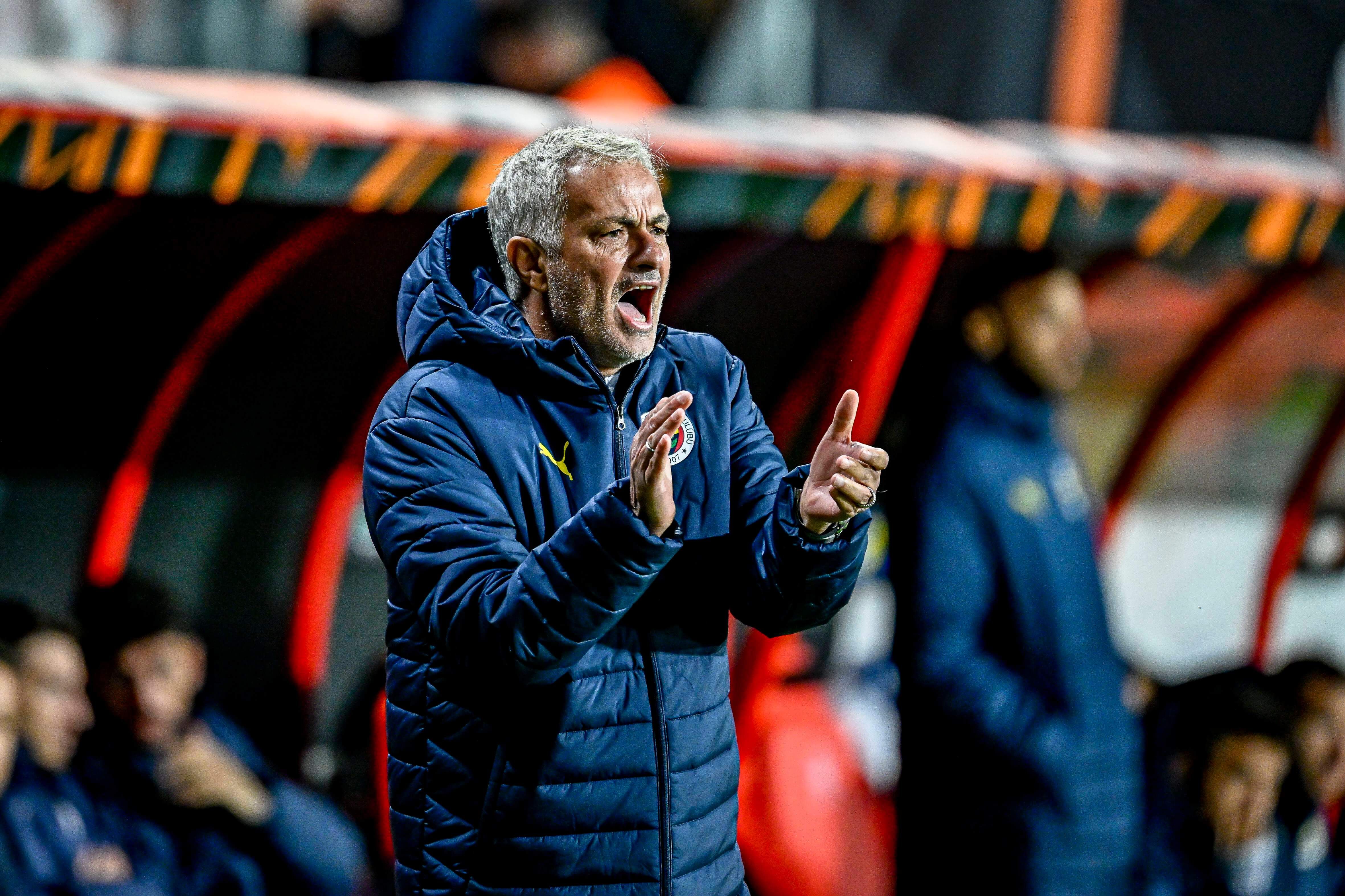  José Mourinho, animando a los jugadores del Fenerbahçe.