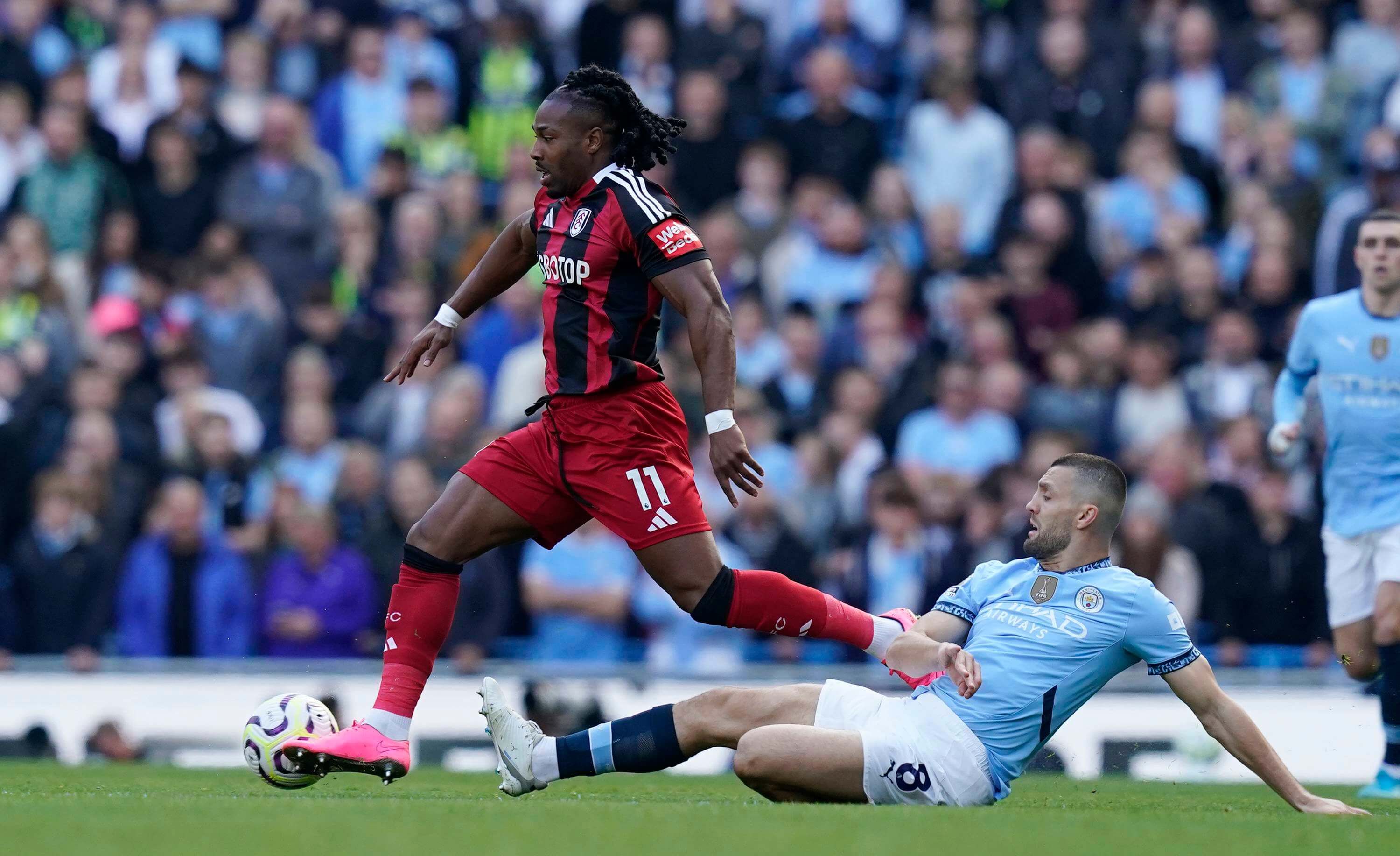  Adama Traoré se marcha de Kovacic en el City, Fulham.