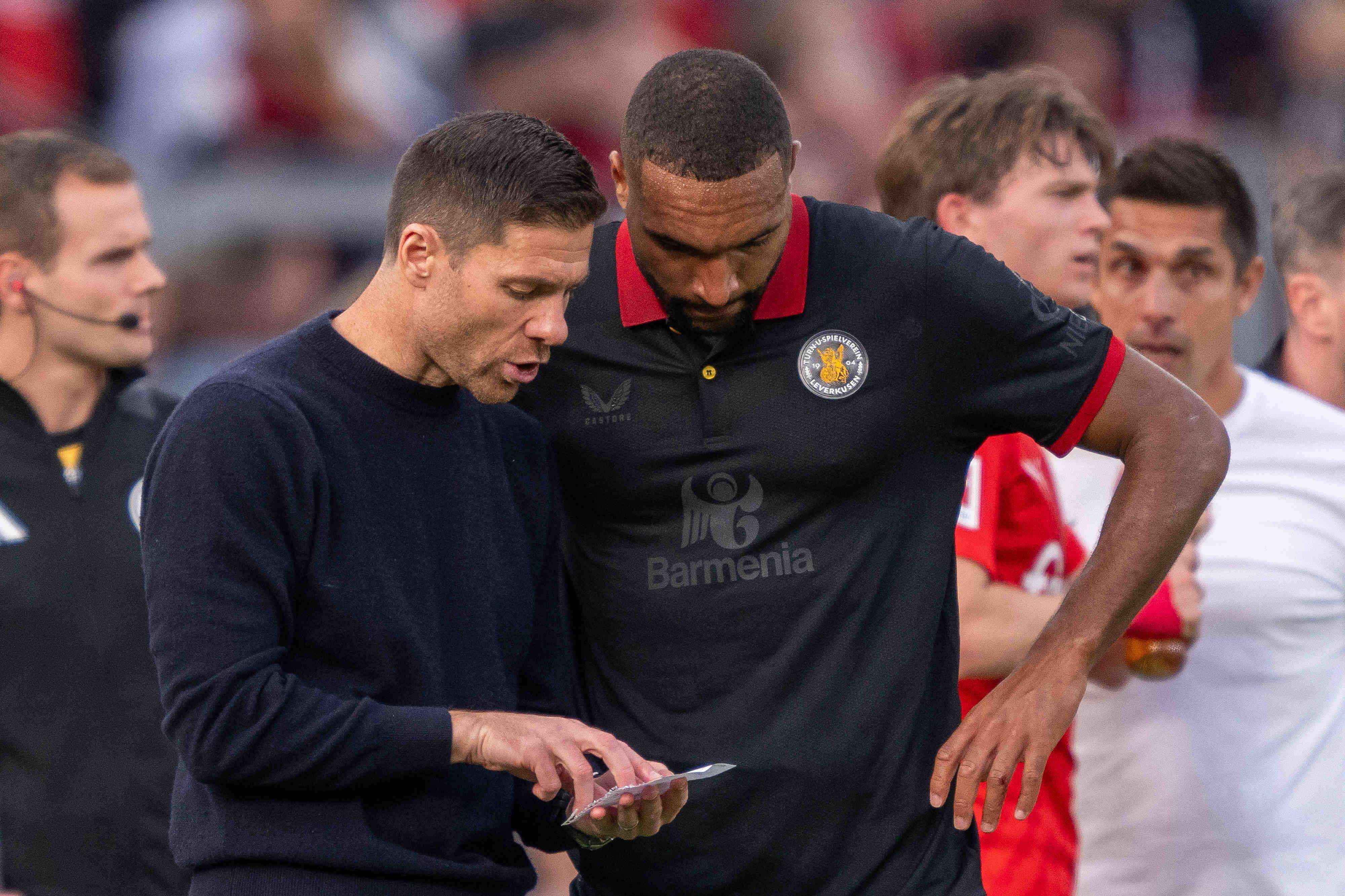  Xabi Alonso y Jonathan Tah, en un partido del Bayer Leverkusen (FOTO: Cordón Press).