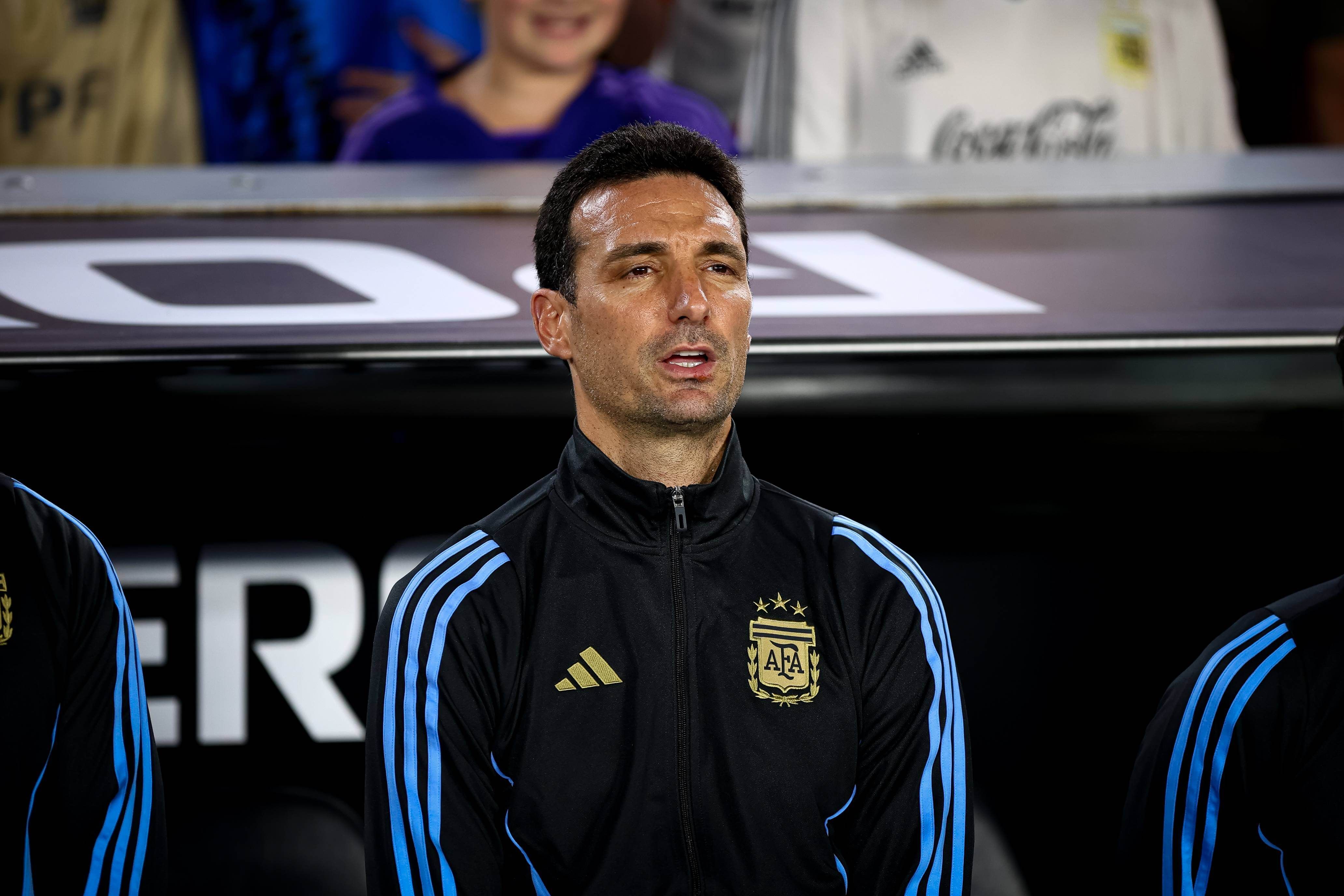 Lionel Scaloni canta el himno de Argentina.