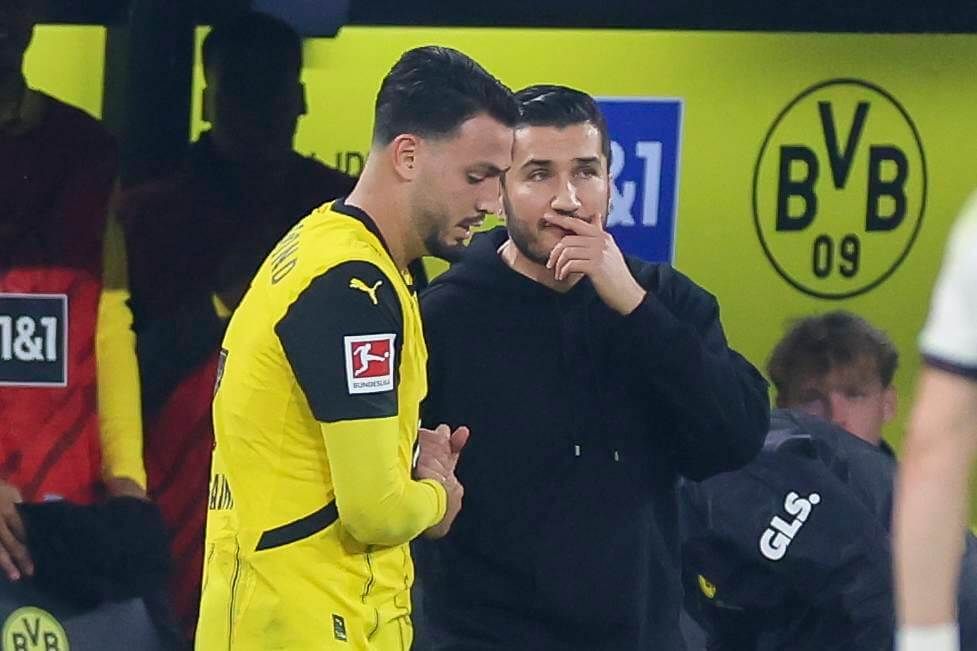 Nuri Sahin con uno de sus jugadores del Dortmund (Cordon Press)