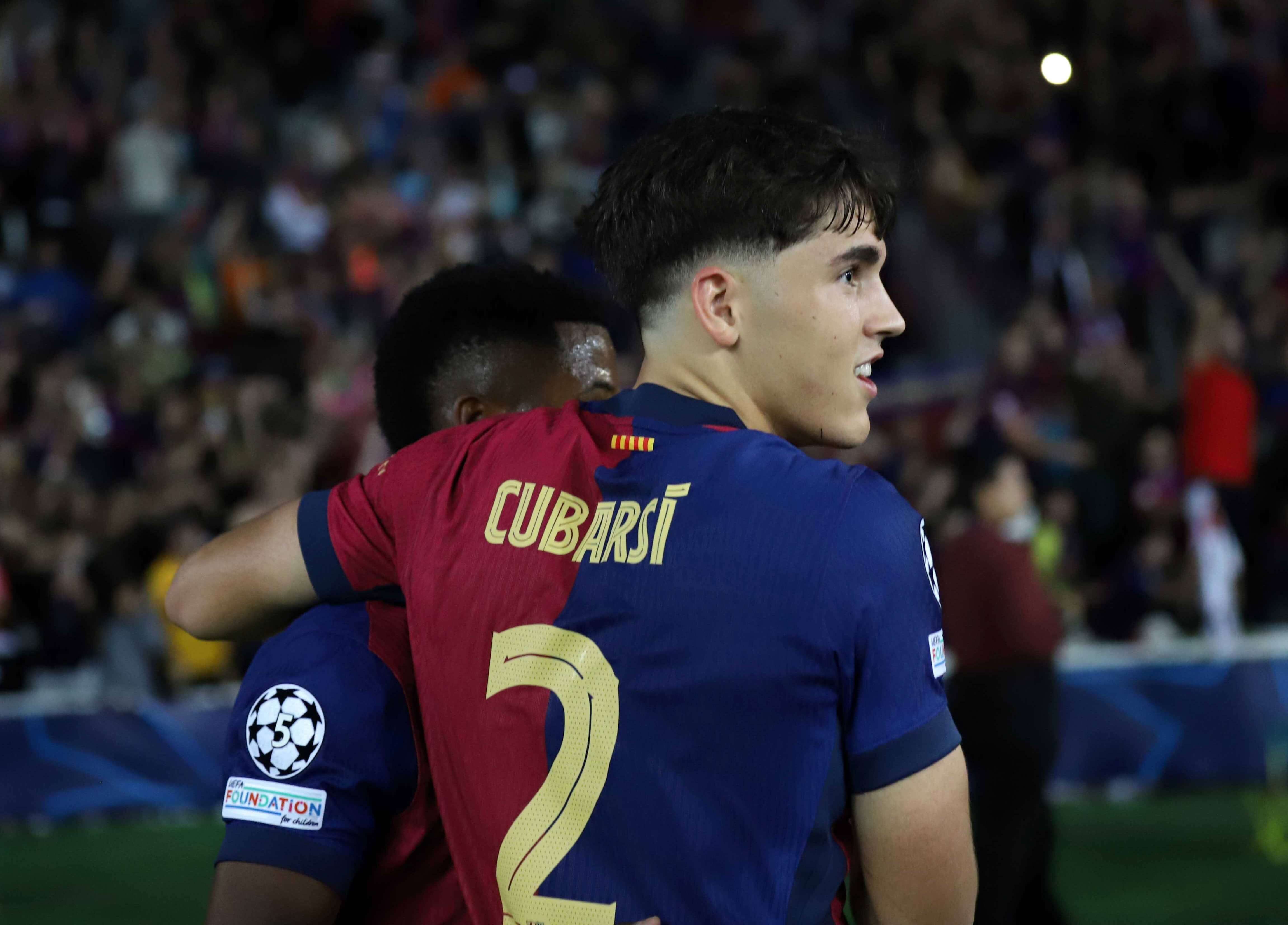  Pau Cubarsí abrazando a Ansu Fati tras la victoria ante el Bayern