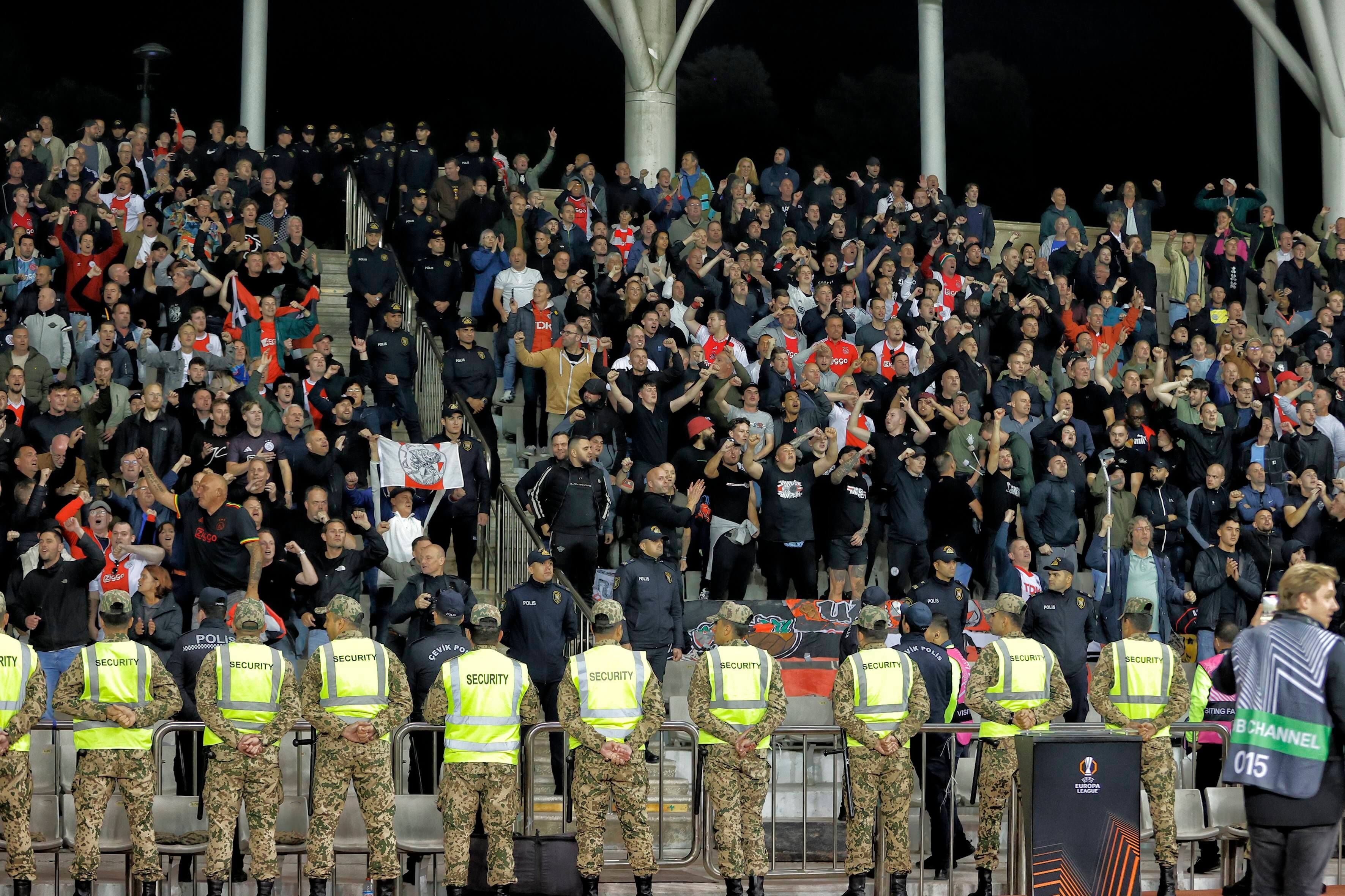 Aficionados del Ajax en Qarabag, escoltados por la seguridad del estadio.