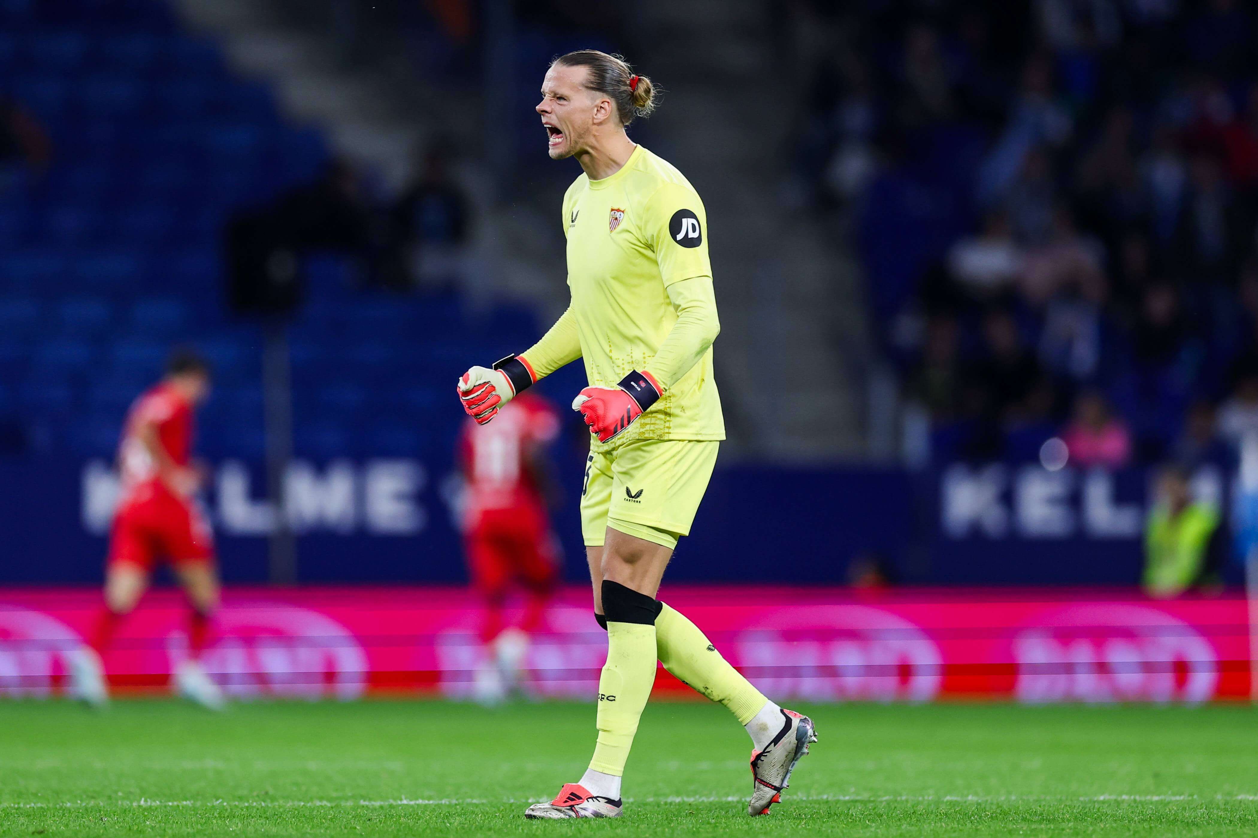  Orjan Nyland celebra un gol del Sevilla ante el Espanyol.