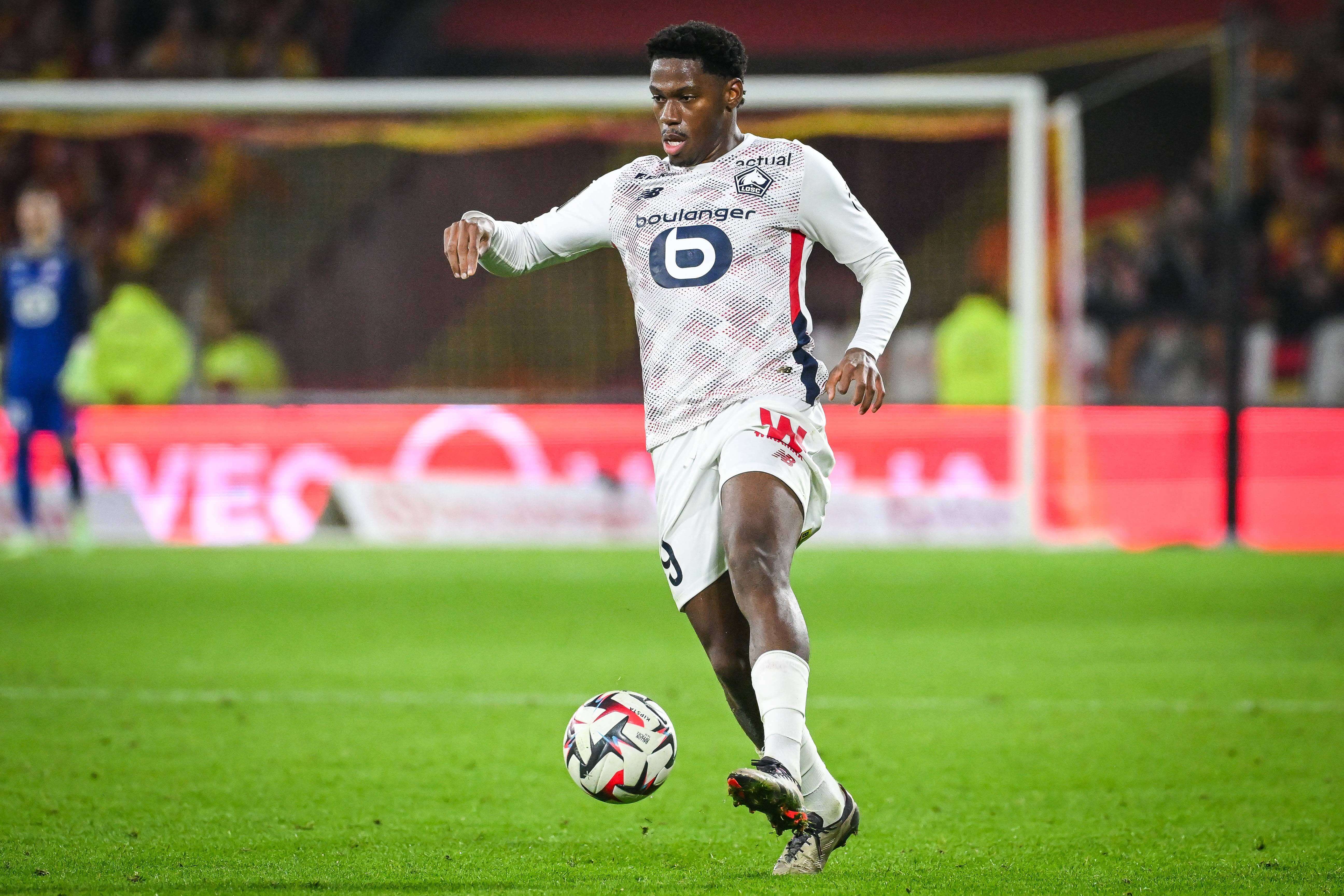  Jonathan David controla un balón durante un partido