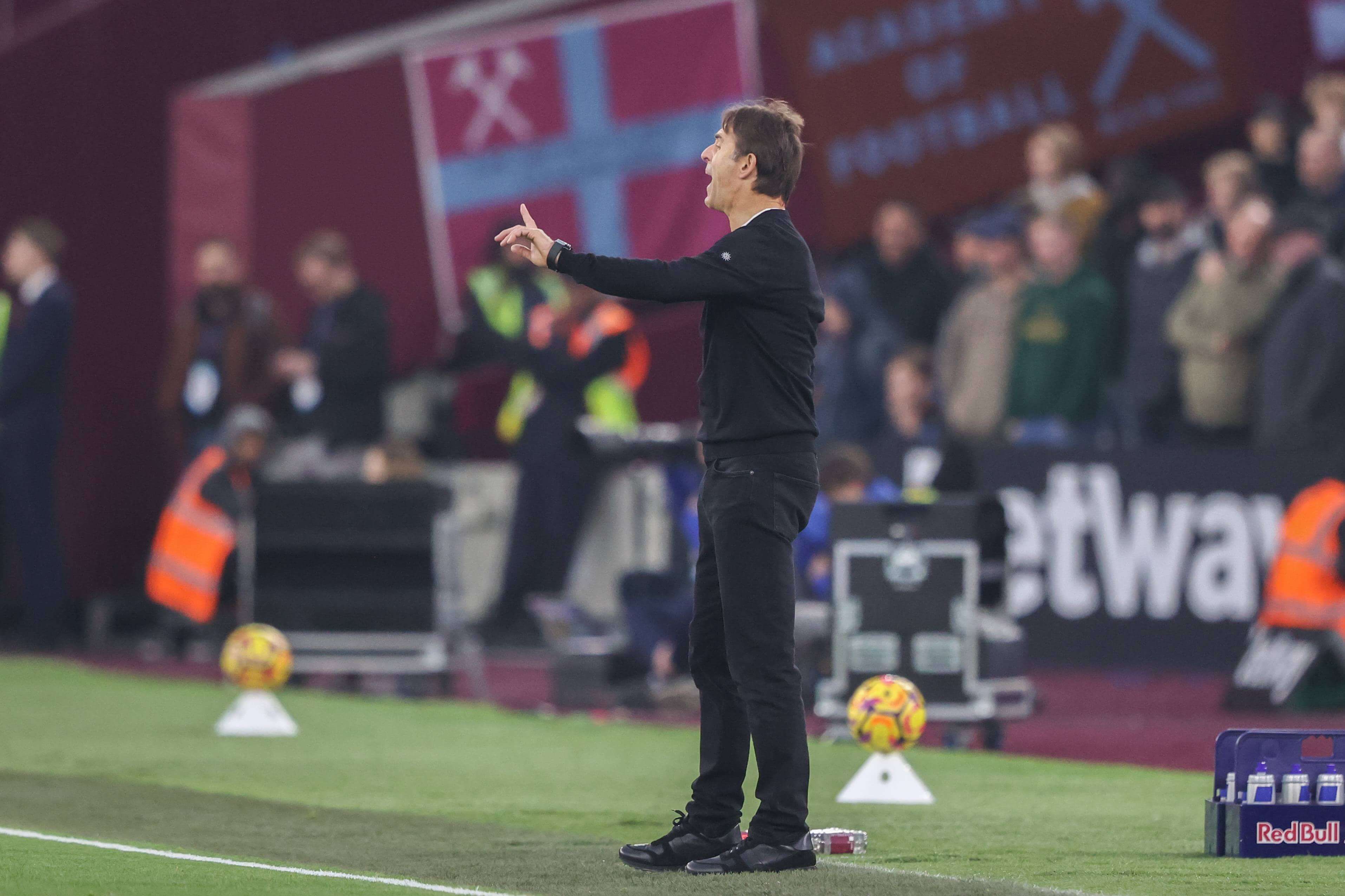 Julen Lopetegui da indicaciones a sus jugadores en un partido del West Ham (FOTO: Cordón Press).