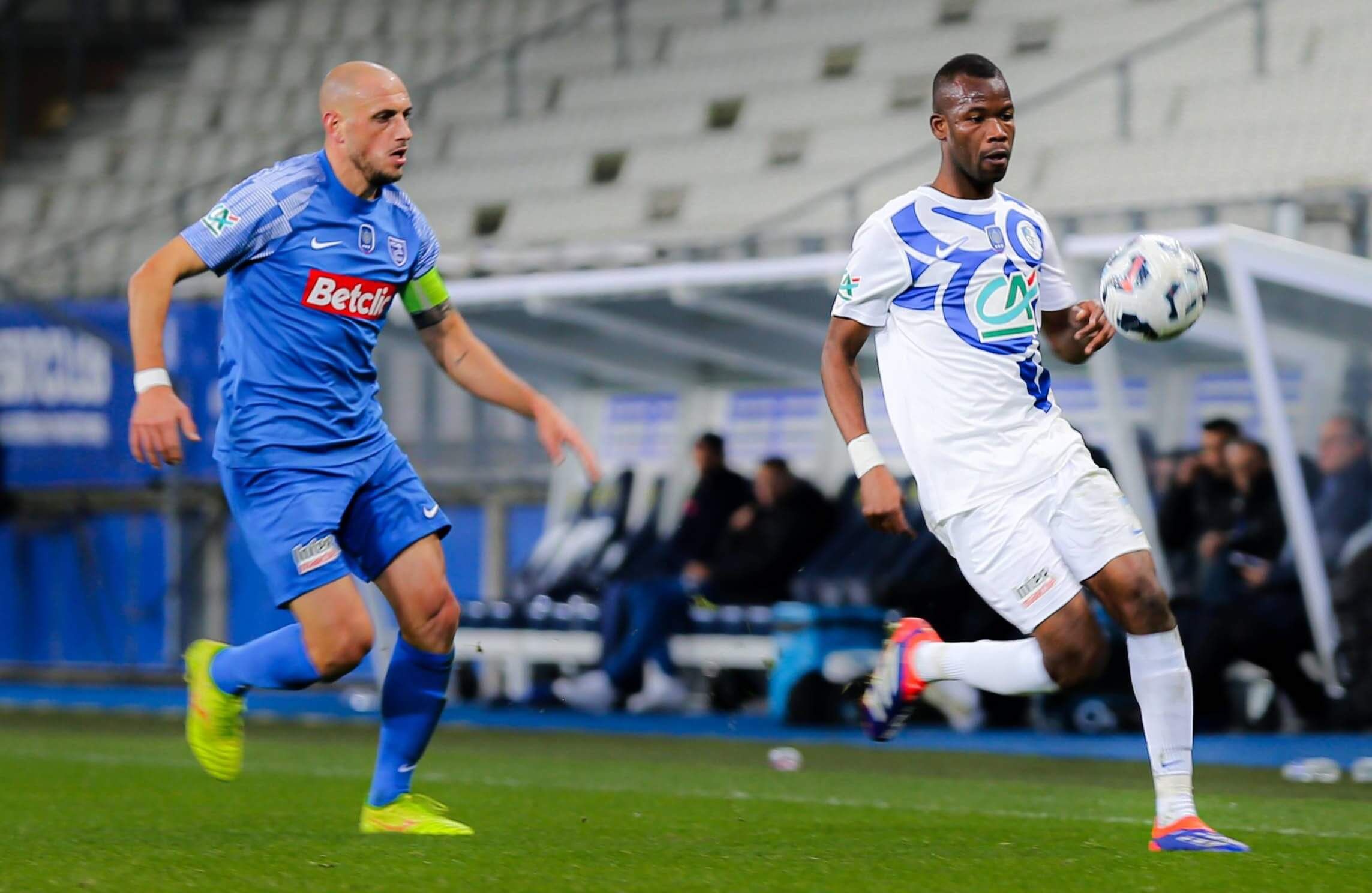 Pape Meïssa Ba (derecha), en las filas del Grenoble.
