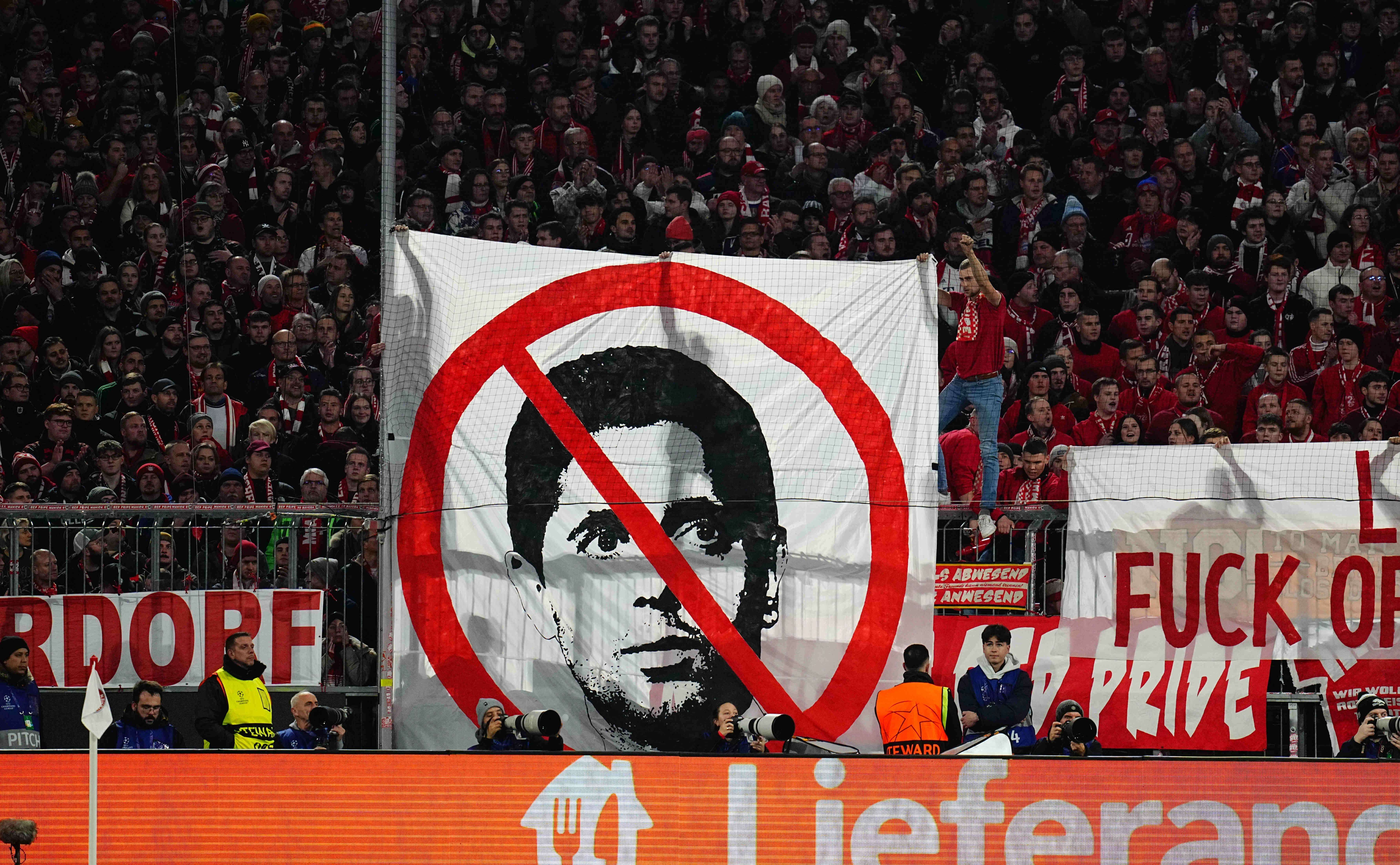 Pancarta de la afición del Bayern contra Nasser Al-Khelaïfi.