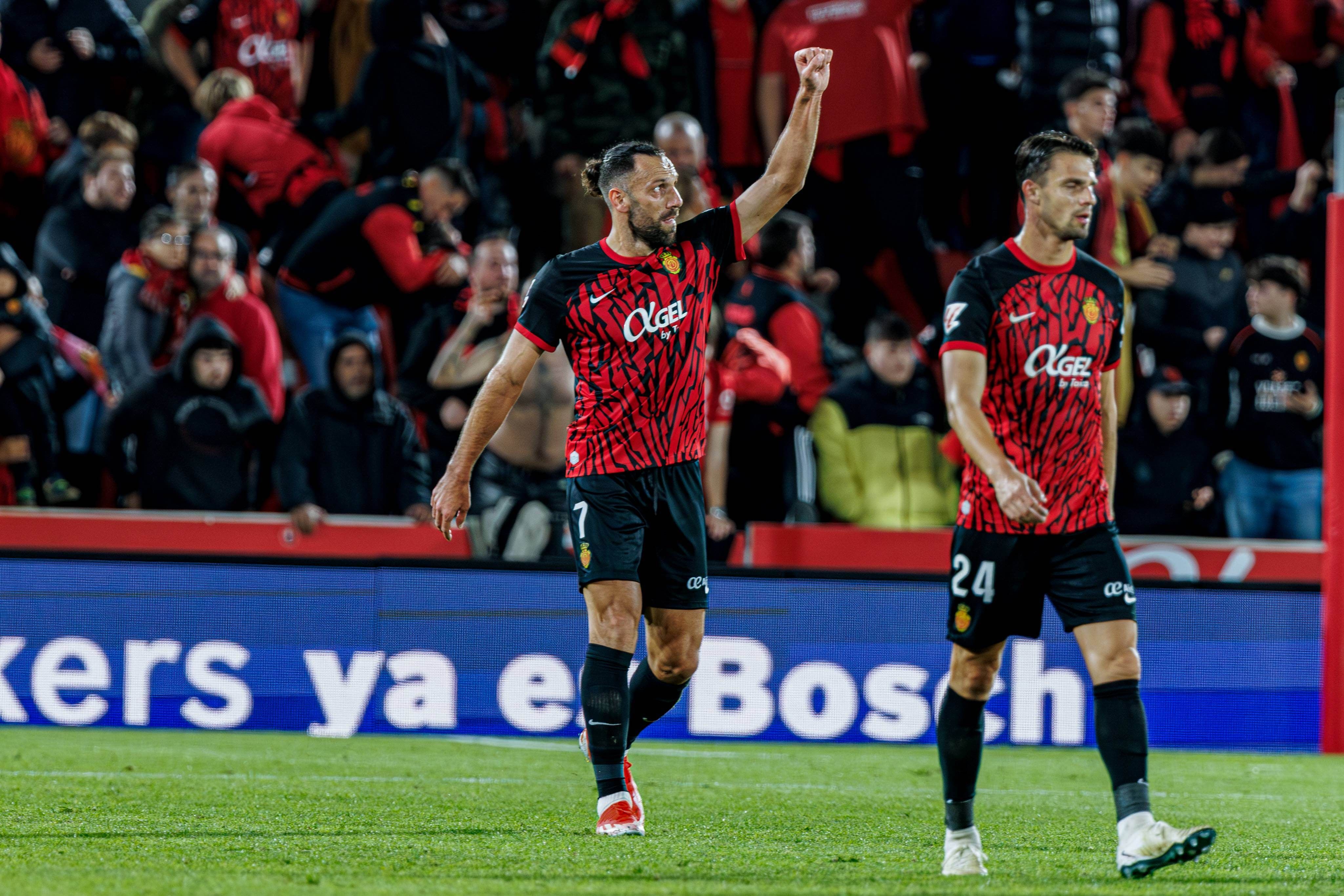  Vedat Muriqi celebra con la afición del Mallorca un gol.
