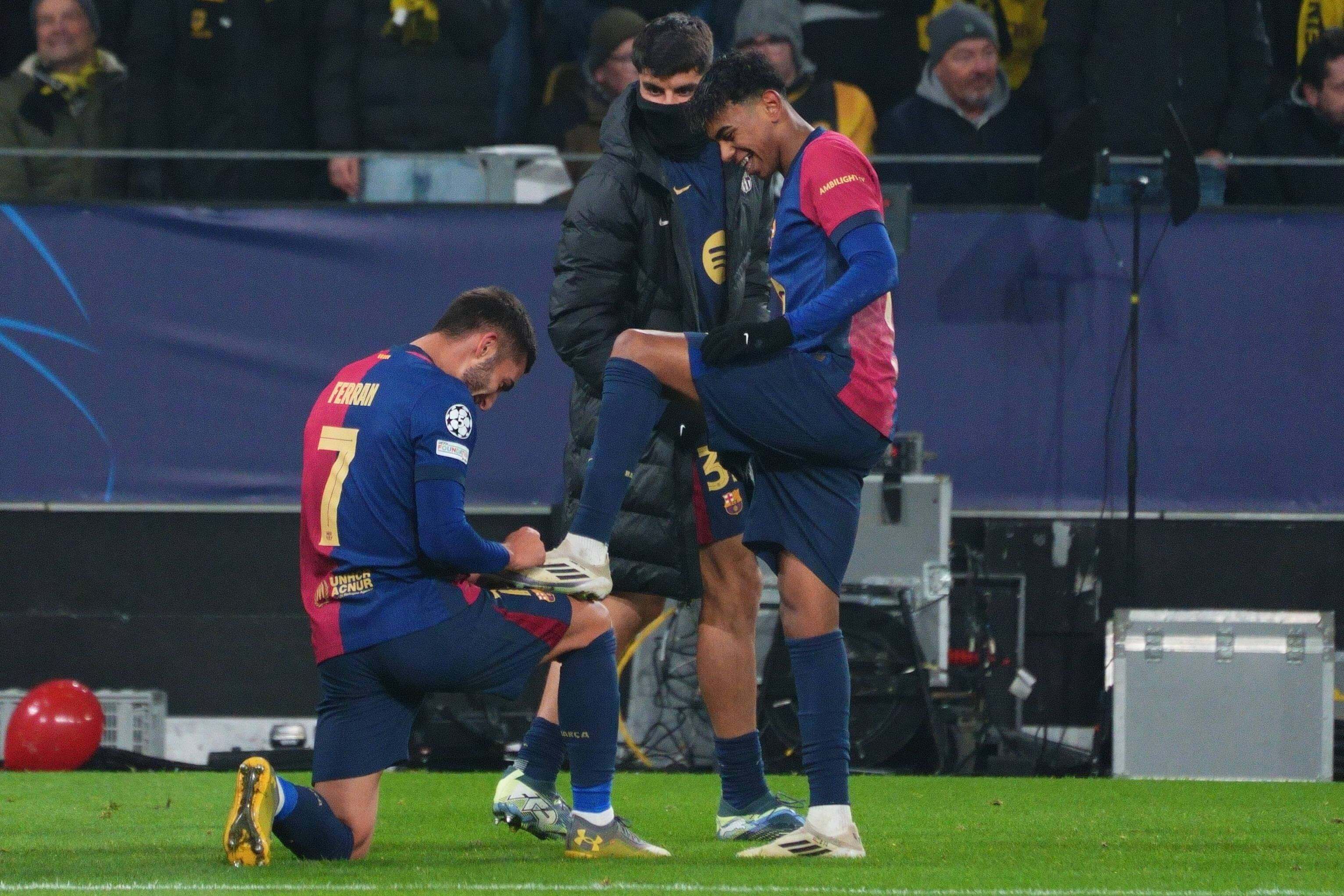  Ferran Torres limpia la bota a Lamine Yamal en Dortmund.