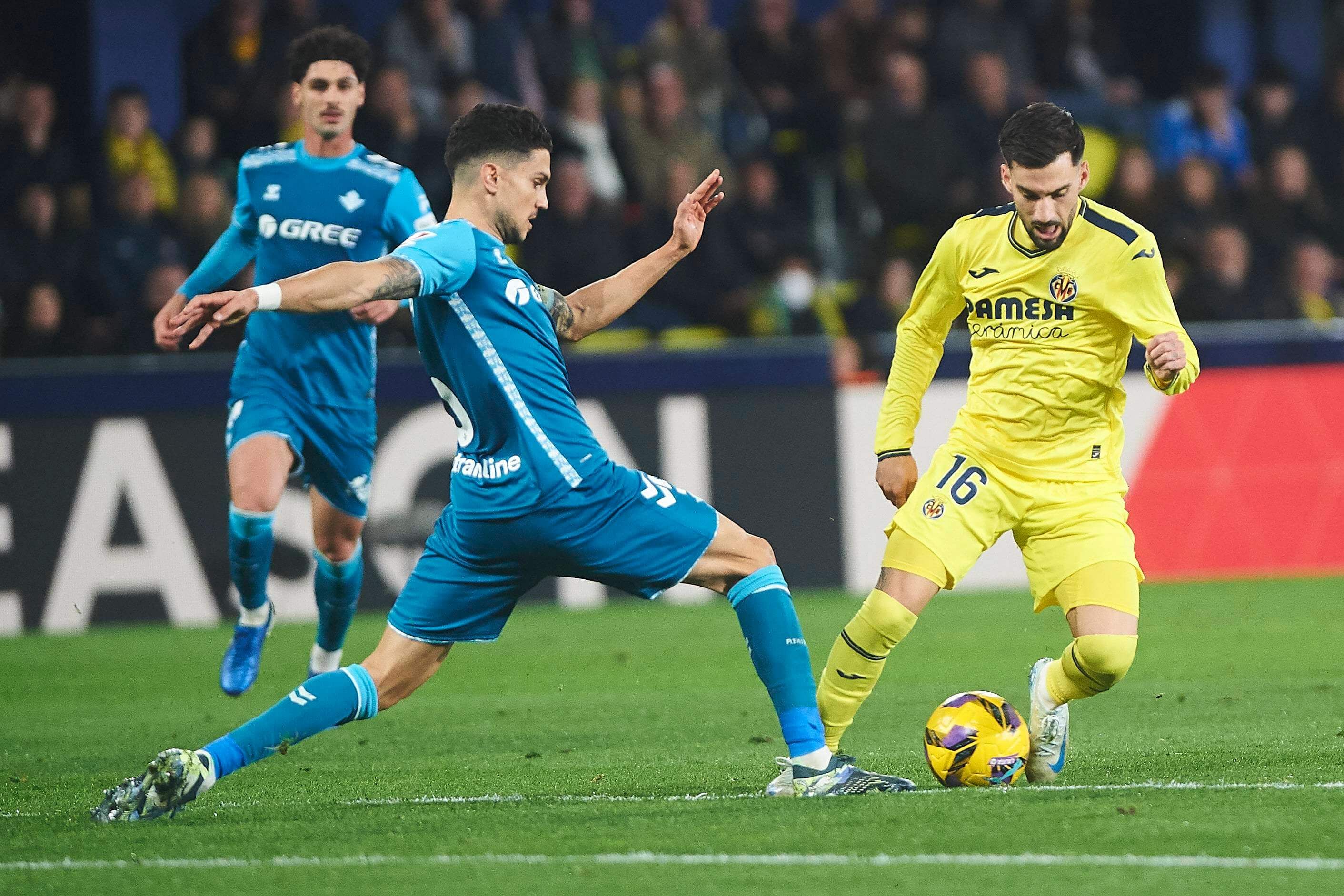  Marc Bartra ante Álex Baena (foto: Cordón Press).