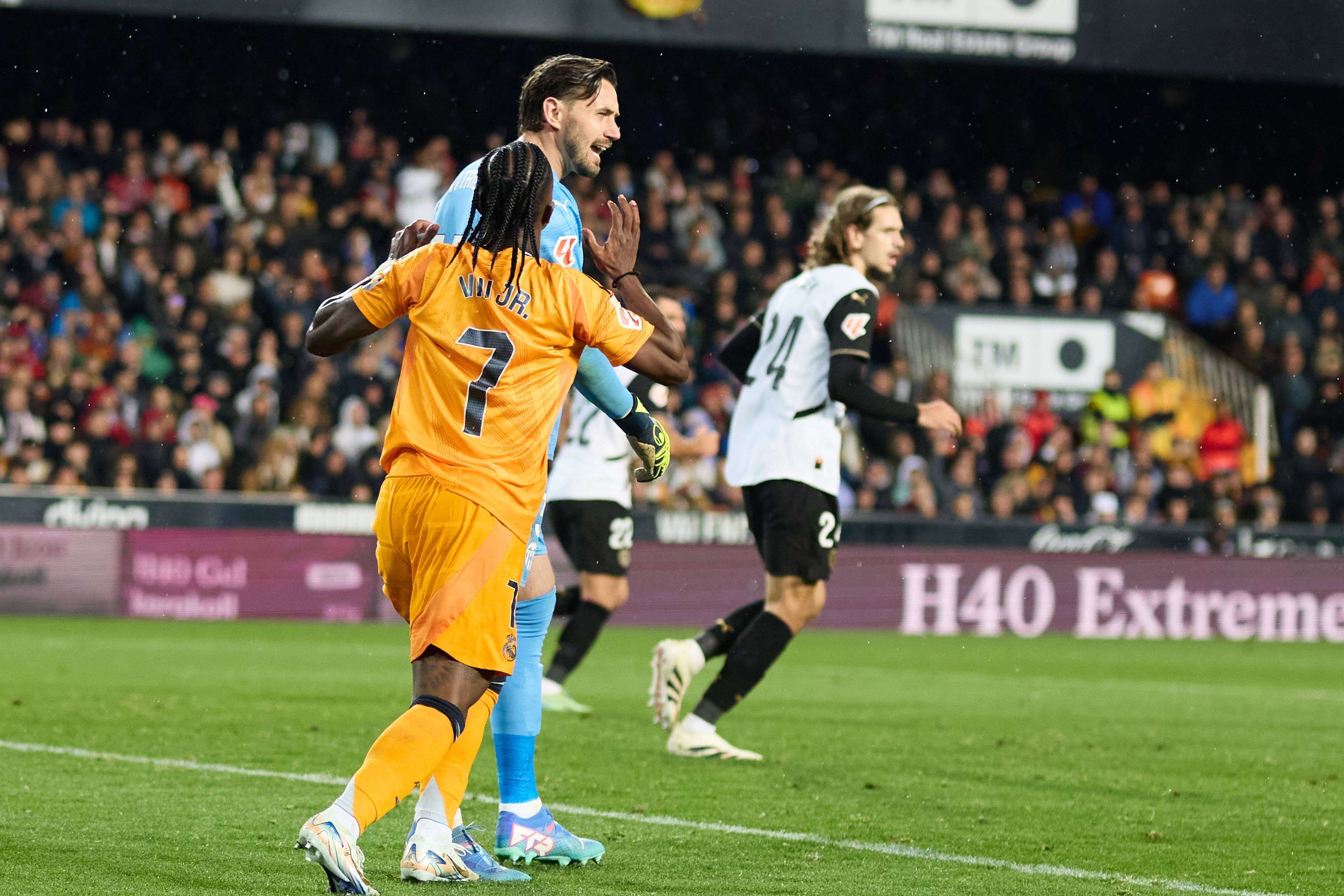  Vinicius en la acción de expulsión con Dimitrievski (Cordon Press)