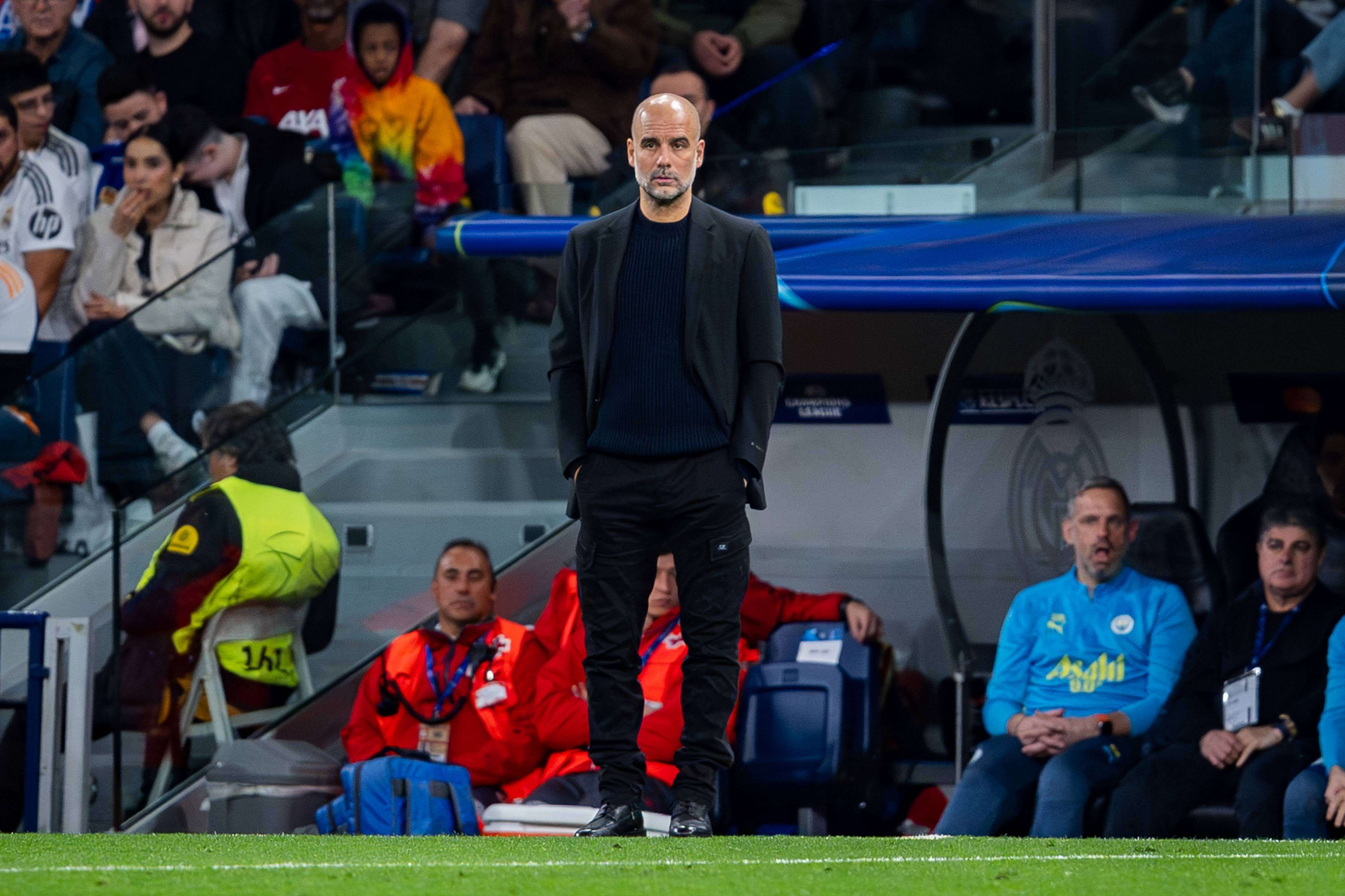 Pep Guardiola, pensativo en el Bernabéu.