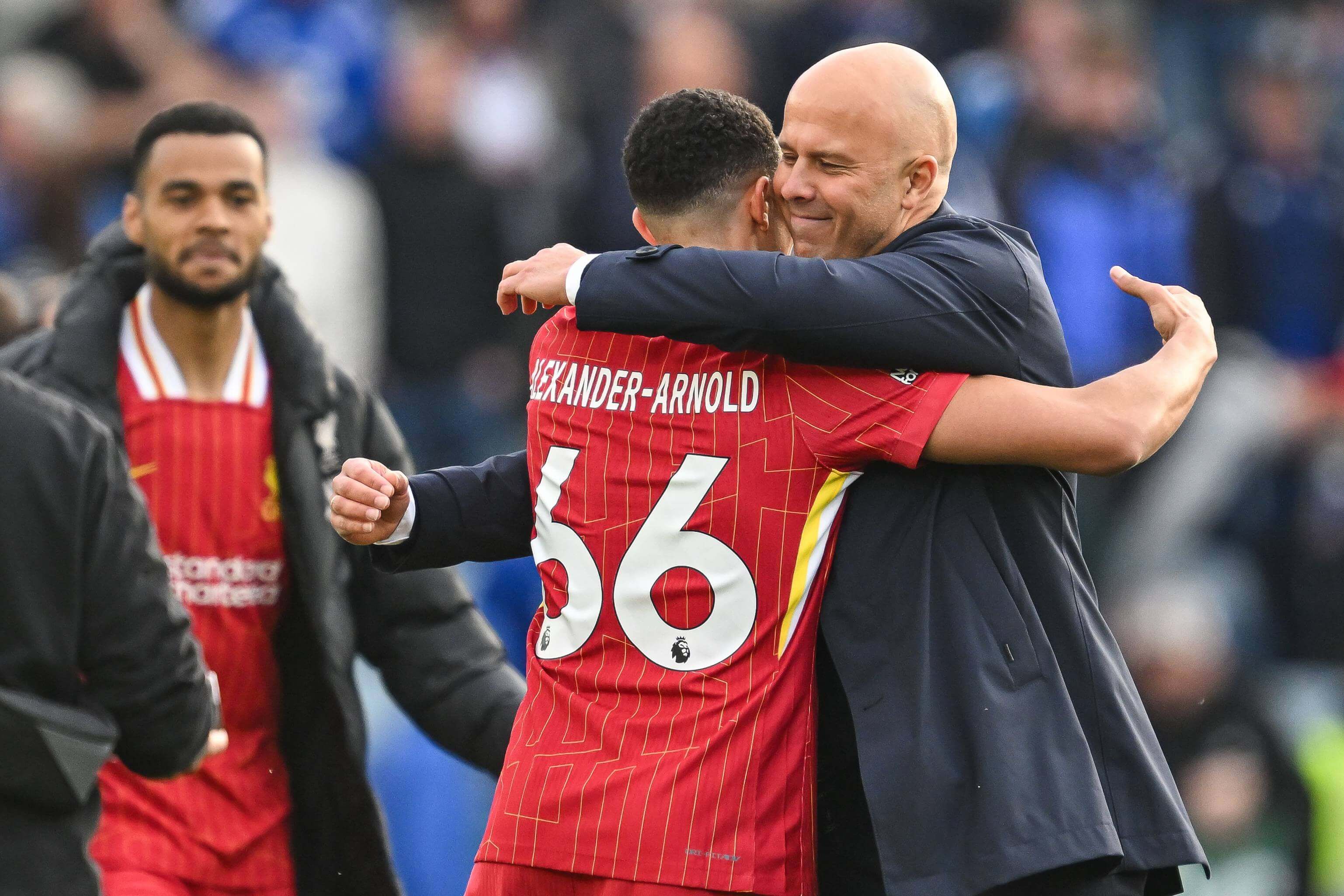 Arne Slot abrazando a Alexander-Arnold (Cordon Press)