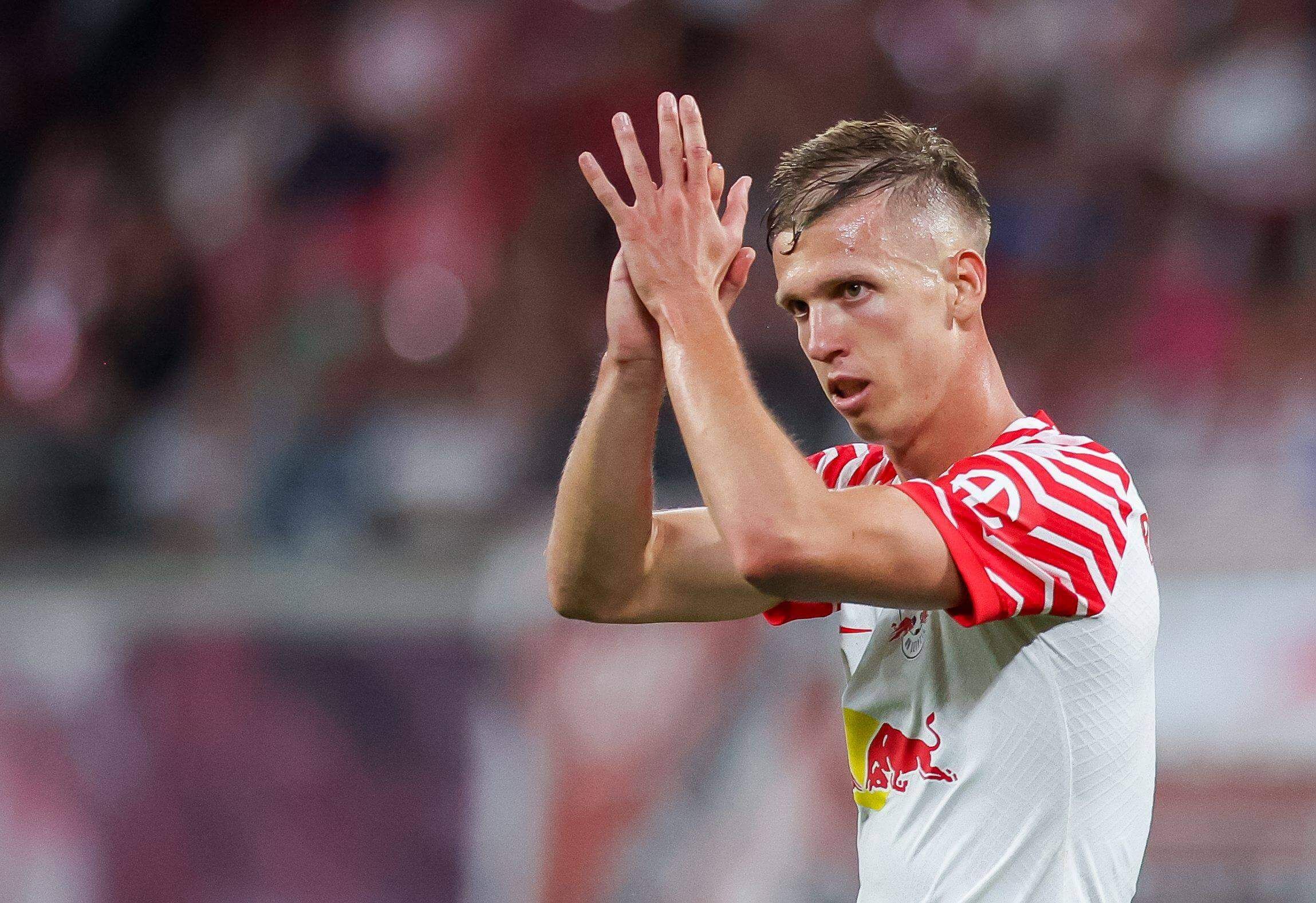 Dani Olmo aplaudiendo a la afición del RB Leipzig.
