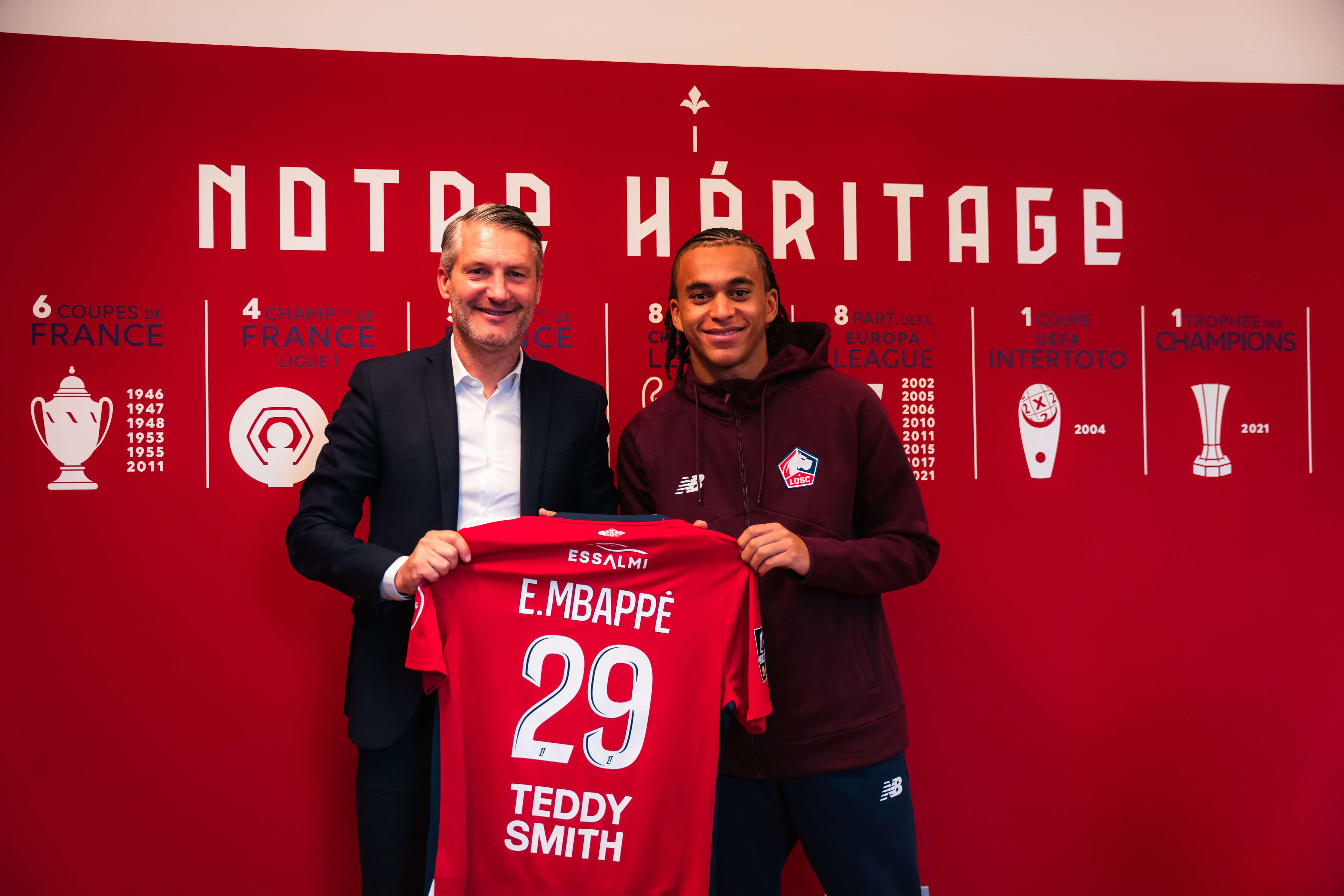Ethan Mbappé posando como nuevo jugador del Lille.