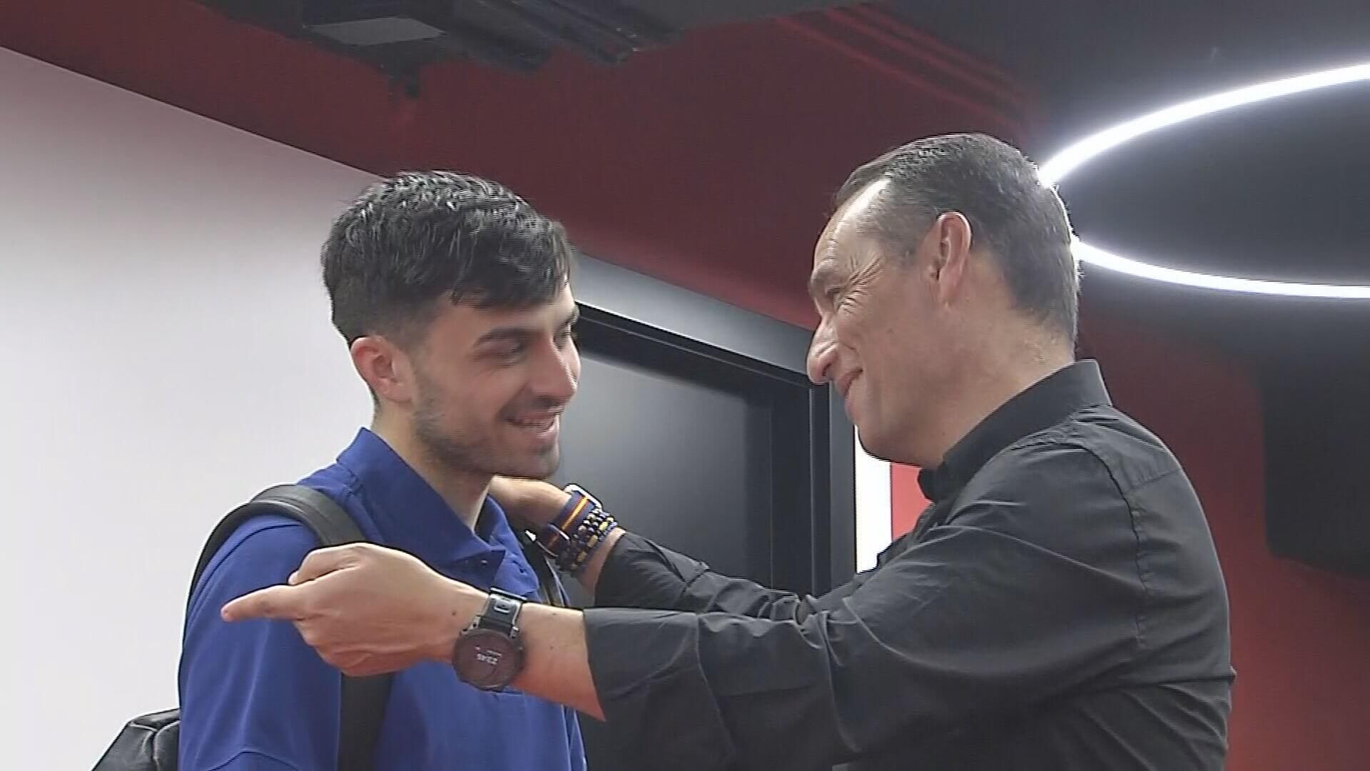  José Luis Oltra estuvo charlando con Pedri tras el Sevilla-Barcelona.