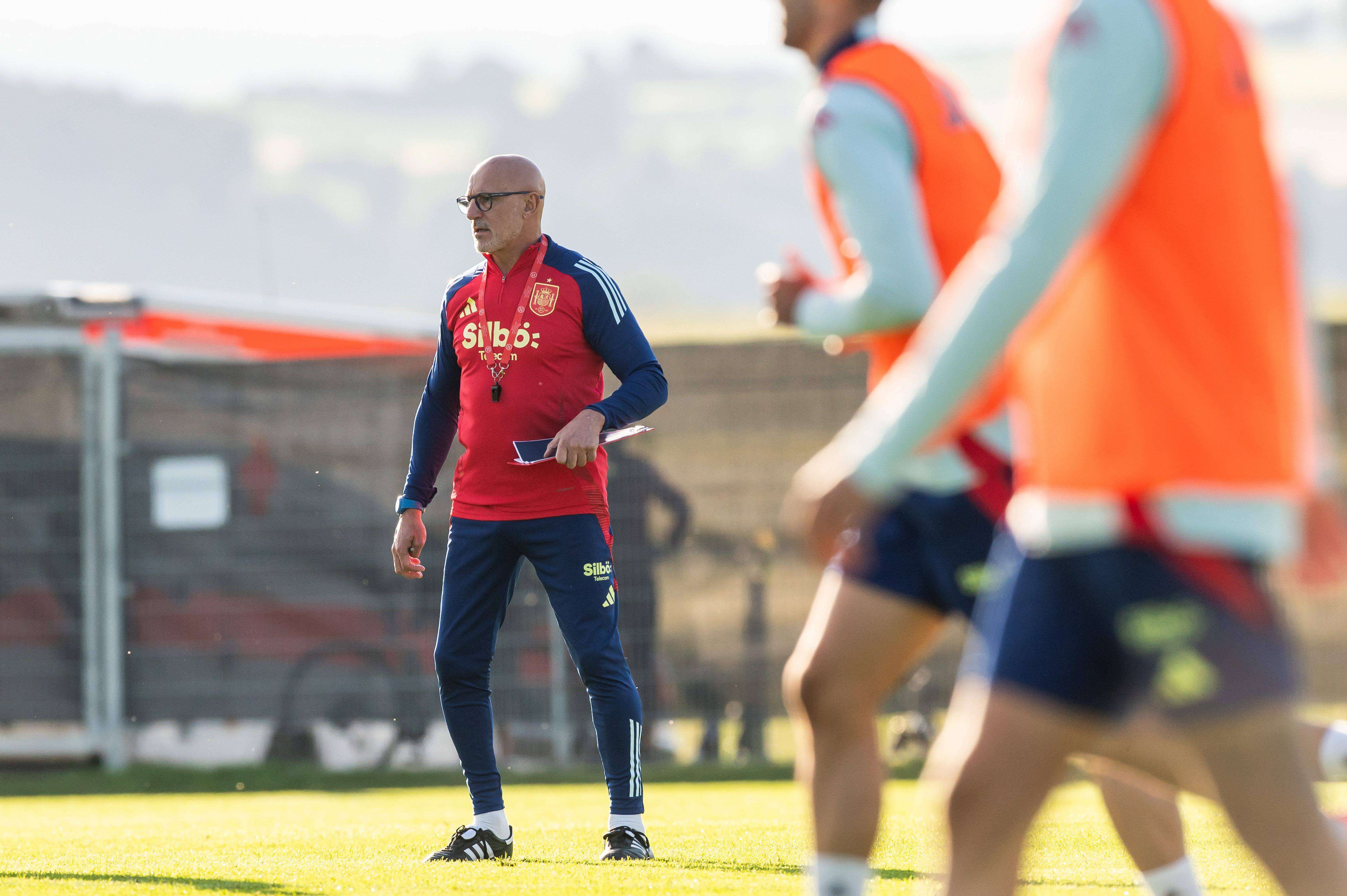  Luis de la Fuente, en un entrenamiento de la selección española (FOTO: Cordón Press).