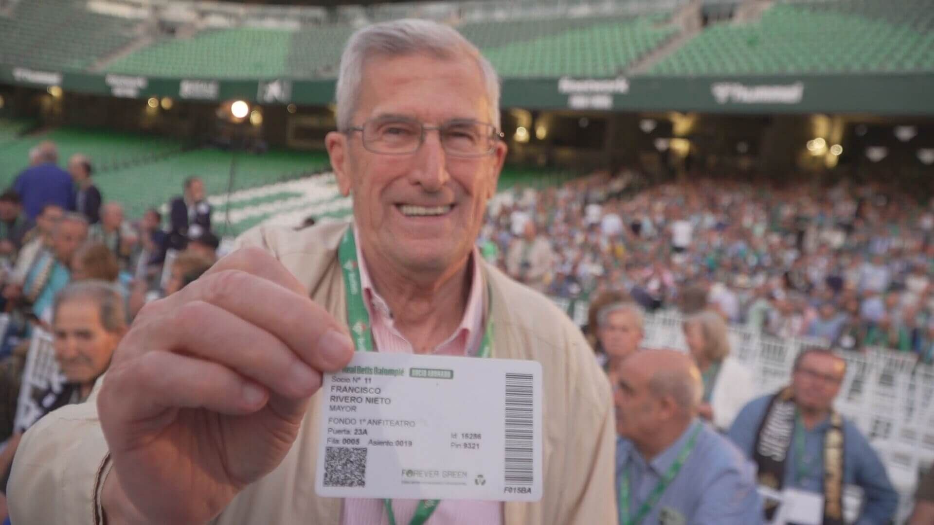  El socio número 11 con su abono del Real Betis (ElDesmarque)