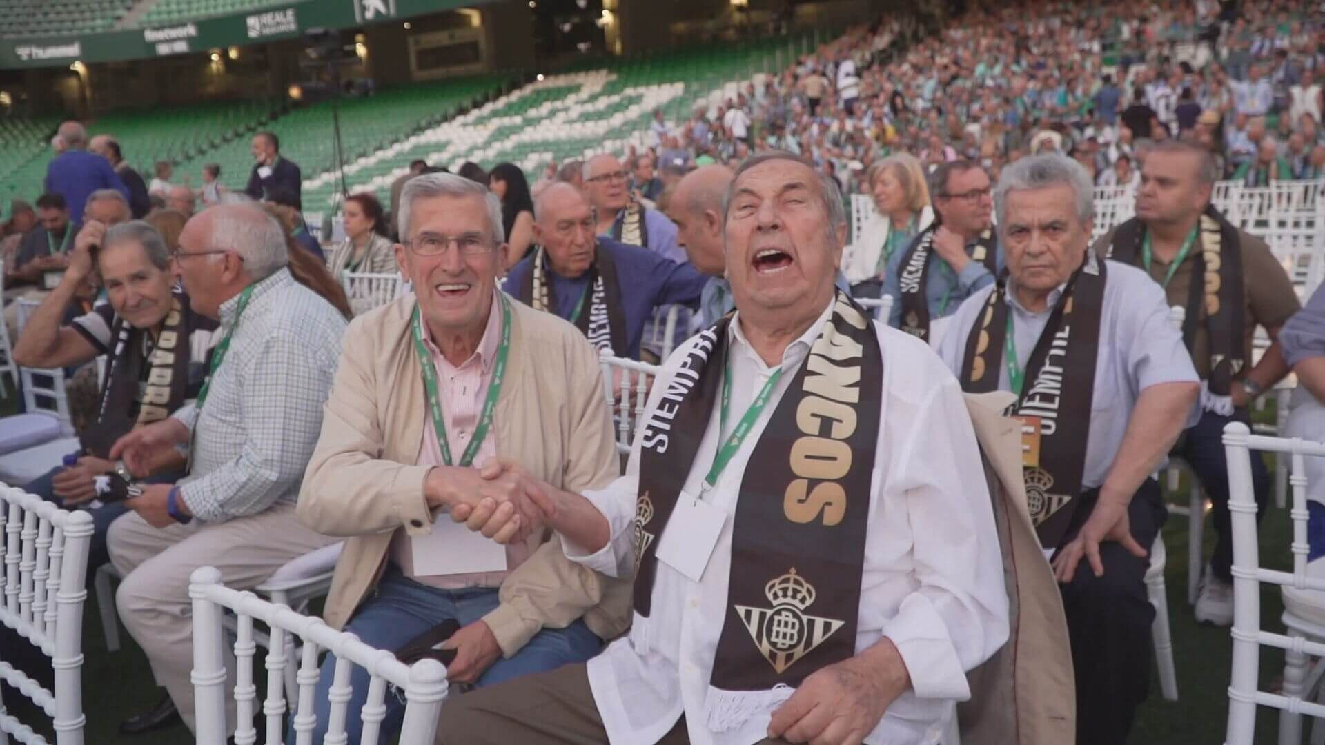  Los socios número 11 y número 85 del Real Betis (ElDesmarque)