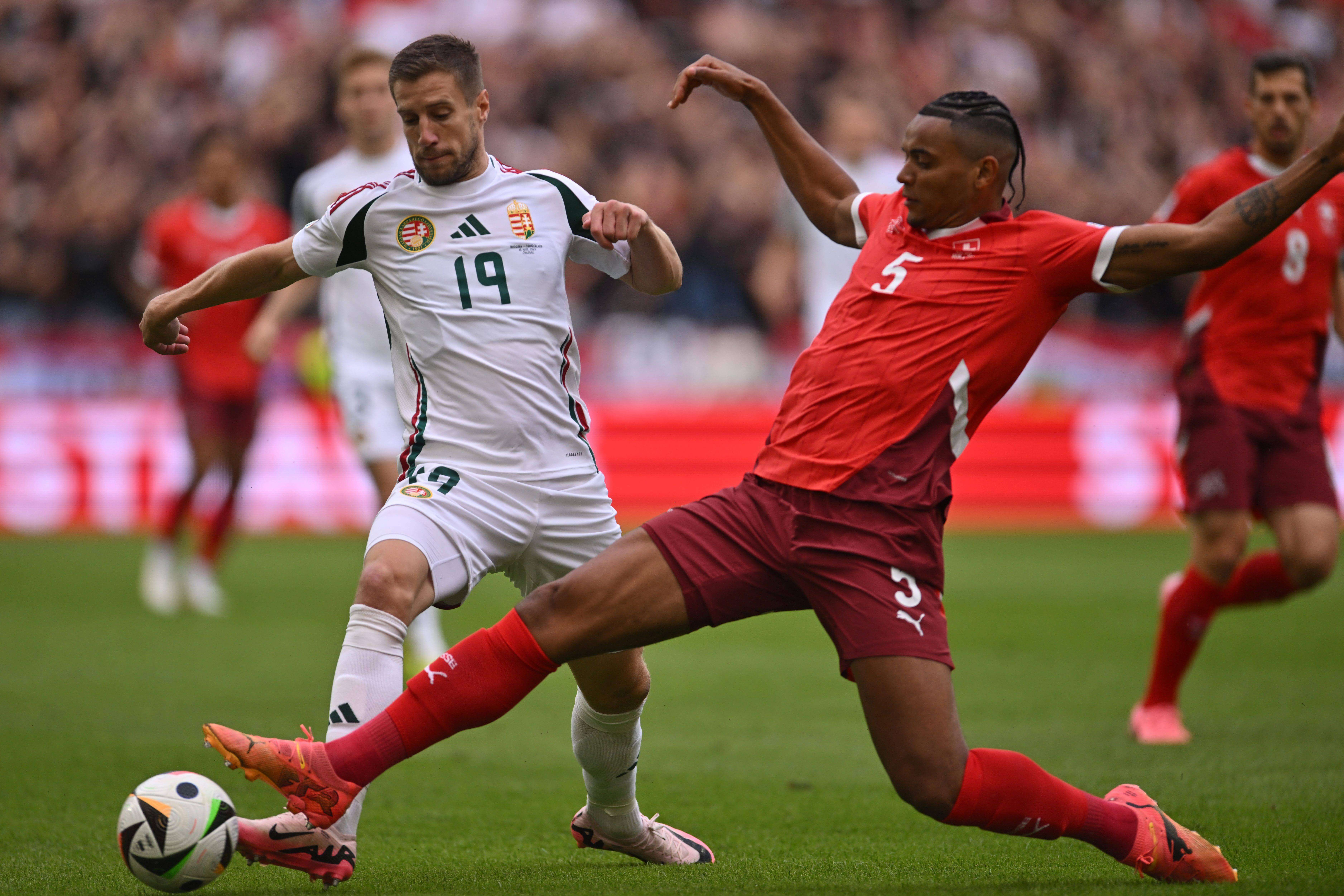 Akanji roba una pelota en el Suiza - Hungría (Cordon Press)