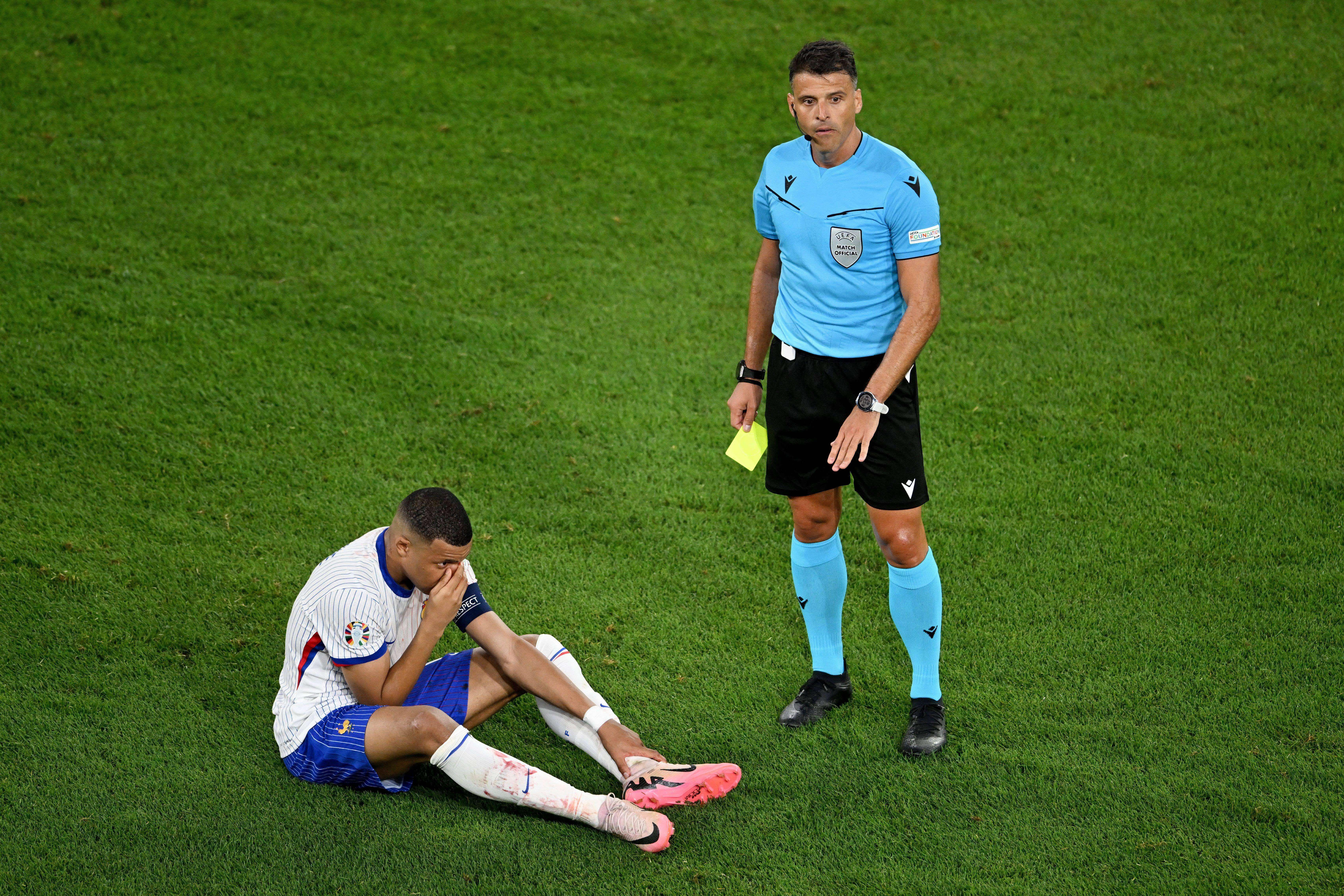 Gil Manzano mostró tarjeta amarilla a Kylian Mbappé (Cordon Press)