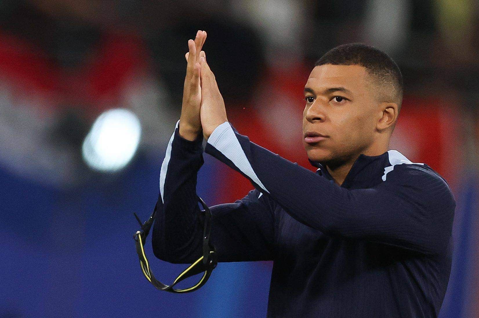  Kylian Mbappé aplaude en un partido de la selección francesa (FOTO: Cordón Press).