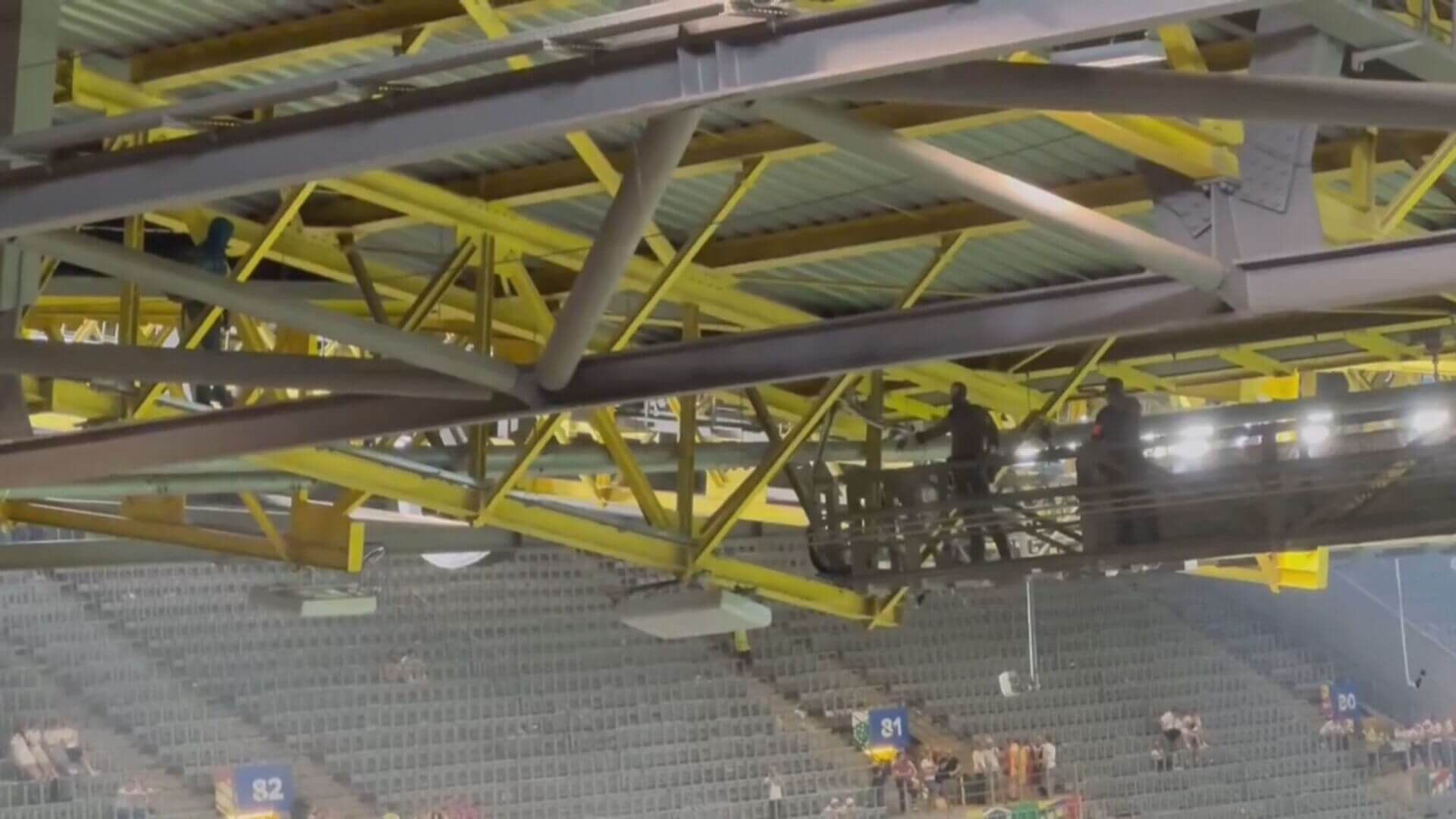  Un encapuchado en el techo del estadio retrasó el inicio de la segunda parte en el Alemania - Dina